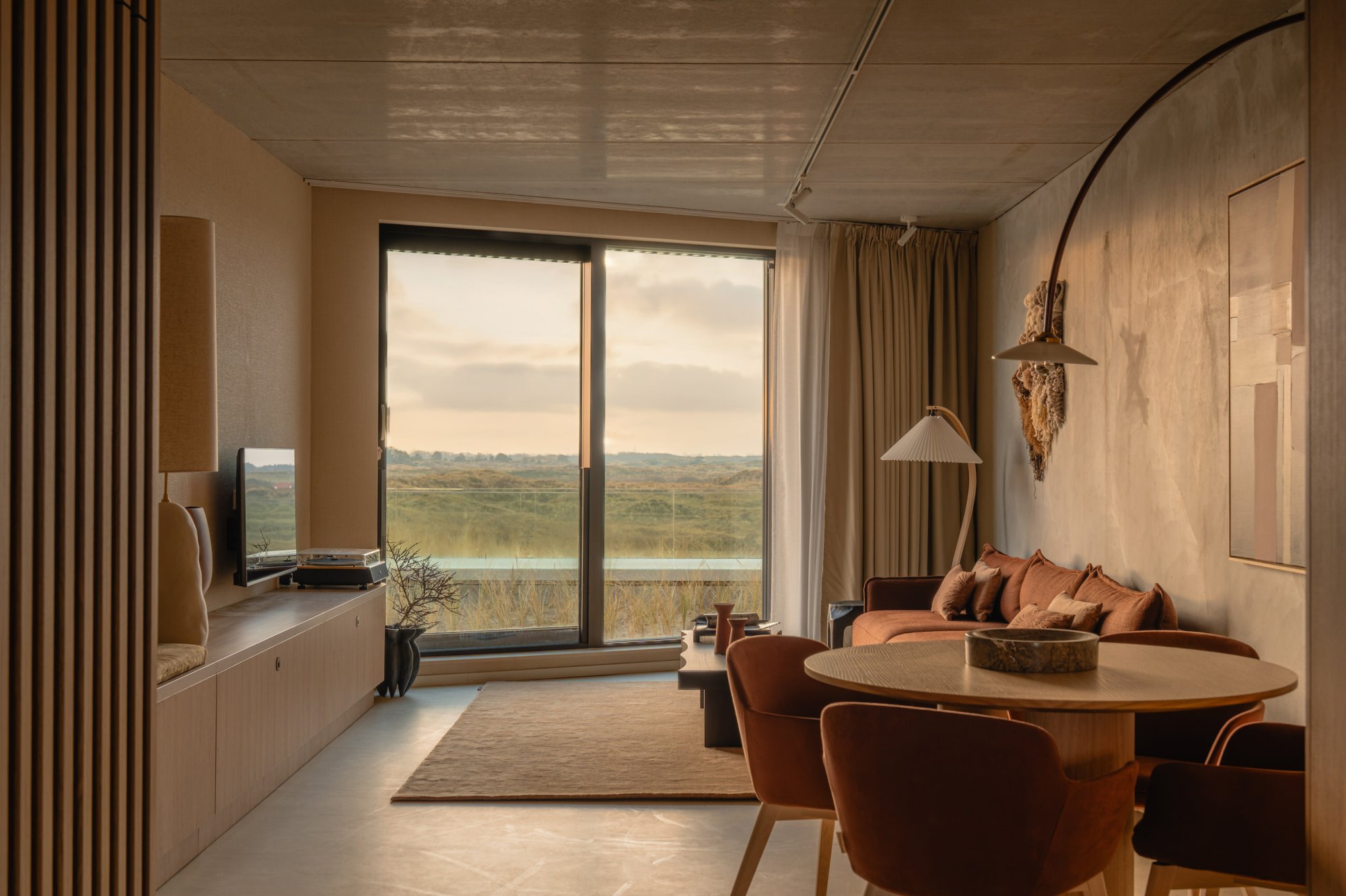 Woon- en eetgedeelte in duplex appartement met uitzicht op de duinen.