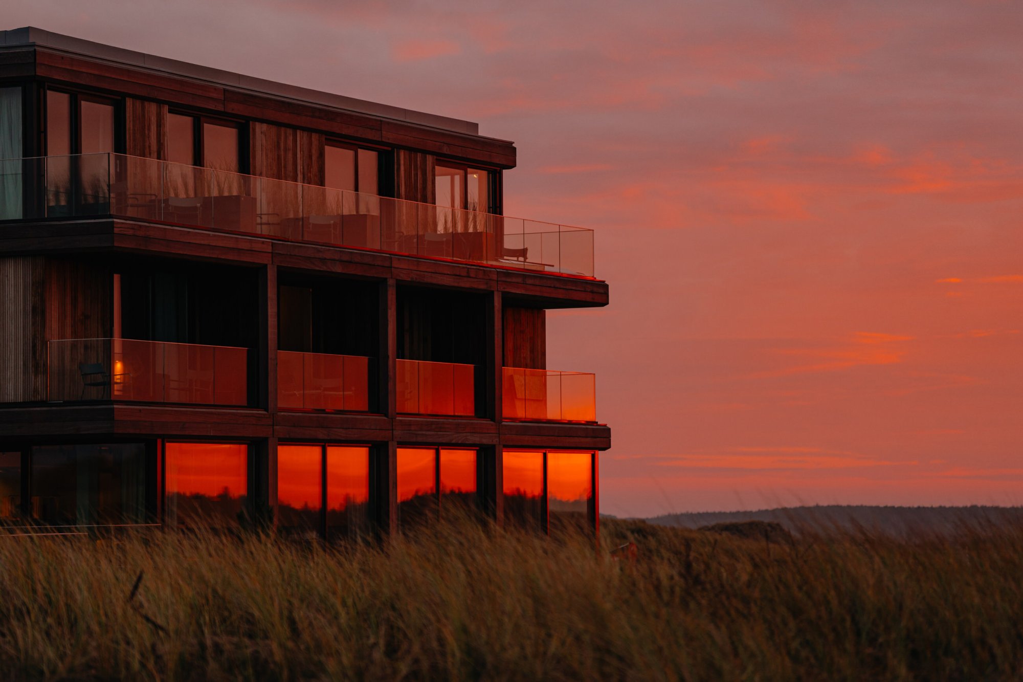 xterieur van Elements Terschelling bij zonsondergang in het duinlandschap.