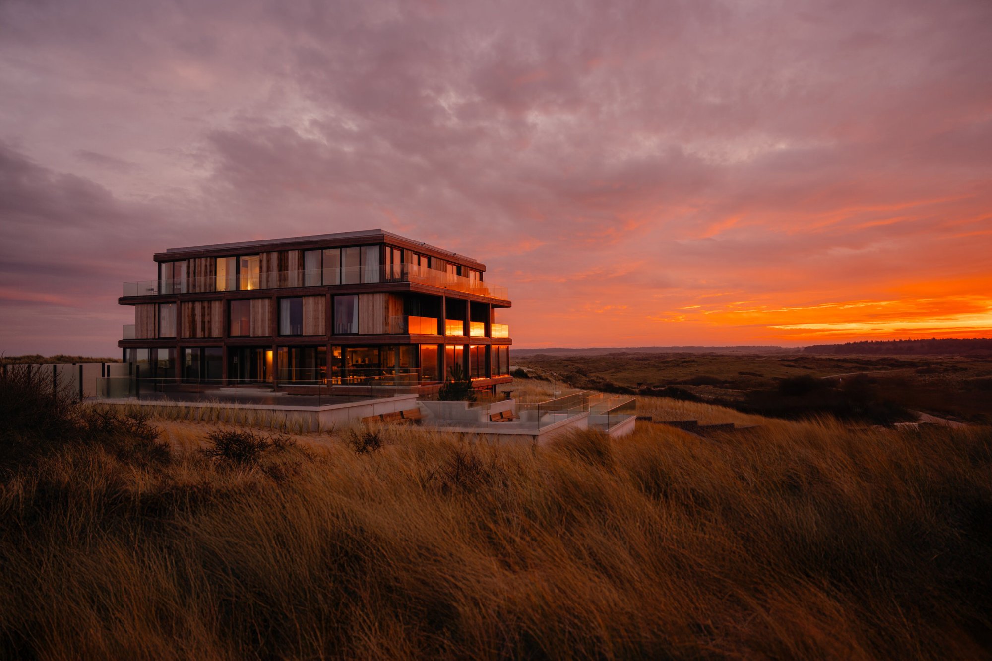 Modern gebouw van Elements Terschelling in avondlicht.