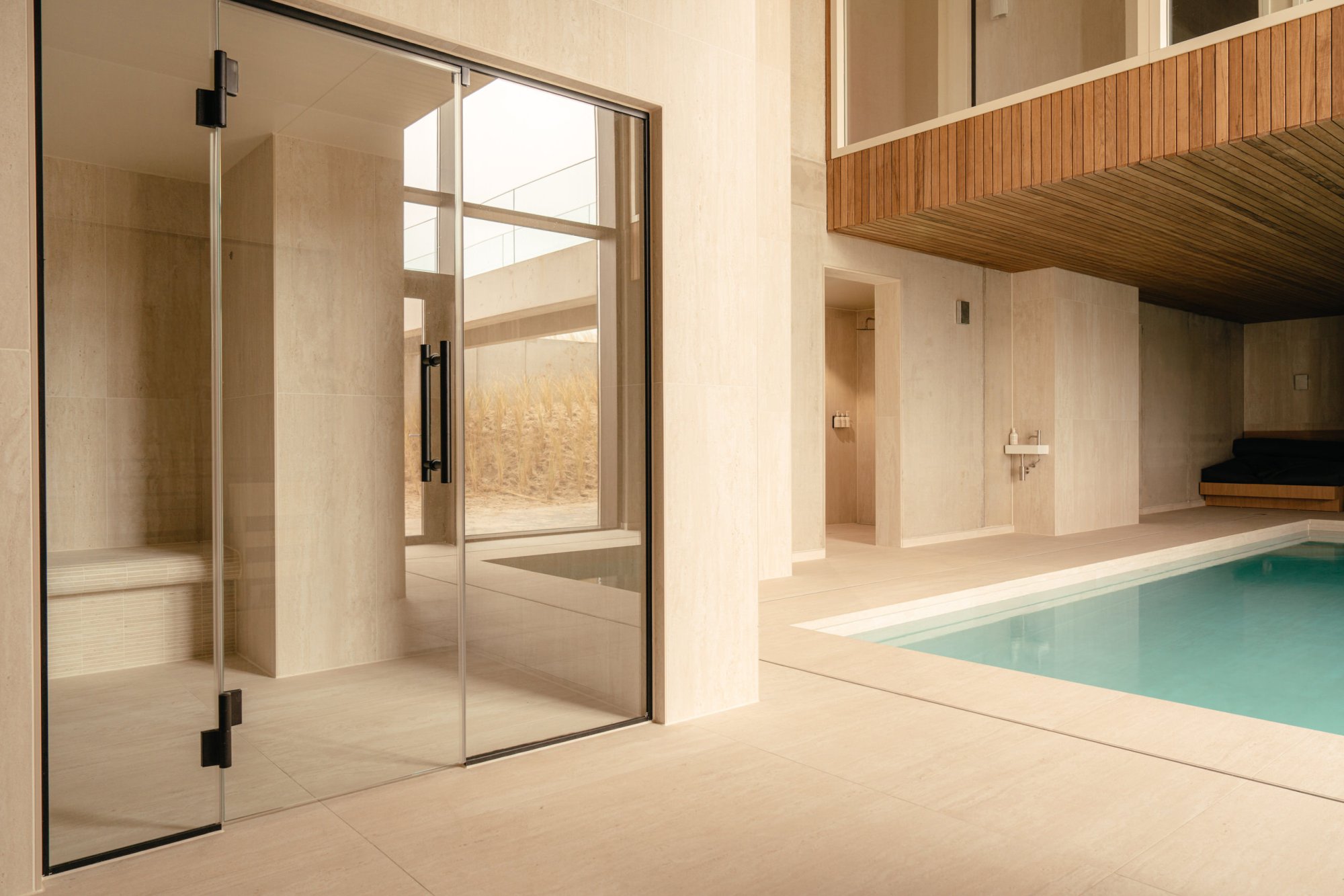 Luxe spa en zwembad met daglicht bij Elements Terschelling.