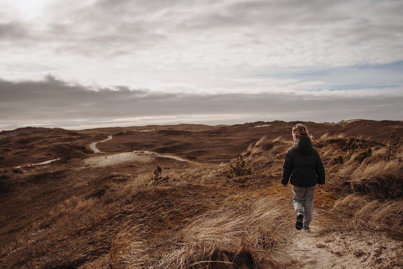 Wandeling door de duinen van Texel in een rustig winterlandschap.