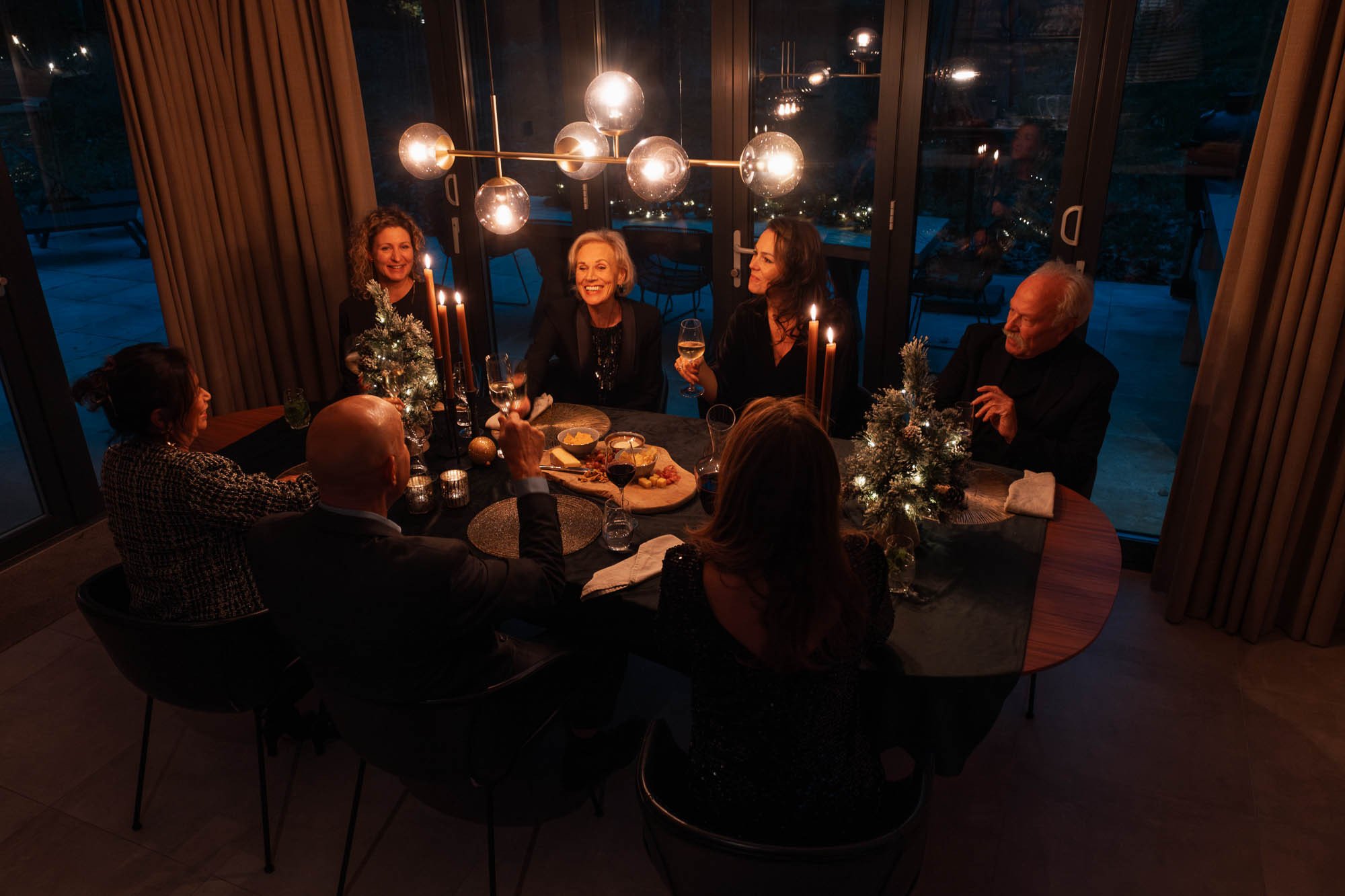 Vier kerst bij Dutchen in Nederland, samen dineren in een vakantiehuis.