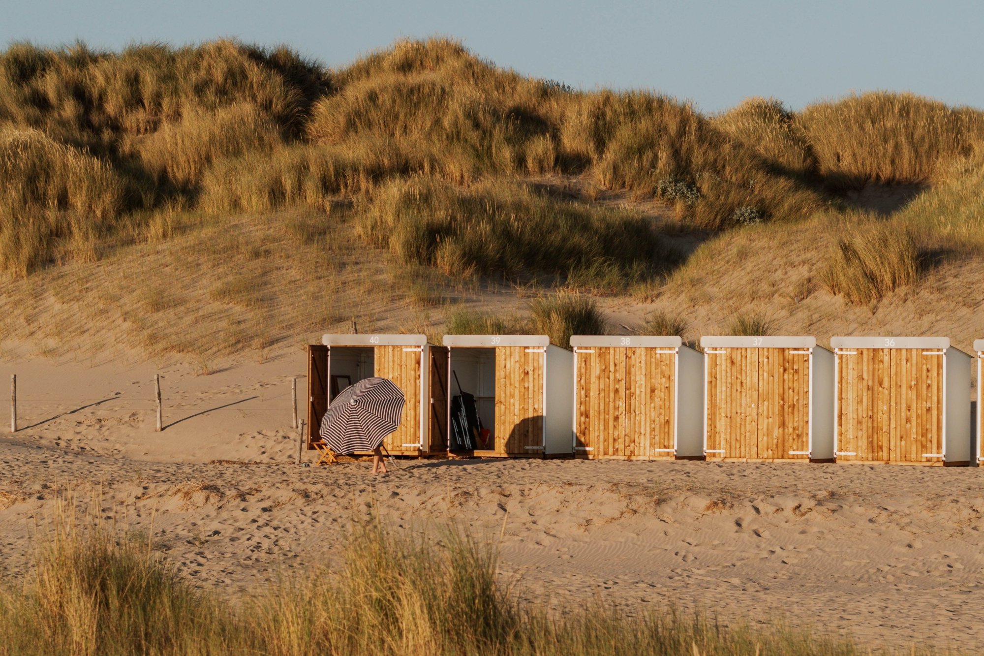 Strandhuisjes bij Schoorl, rustig gelegen tussen duinen en natuur.
