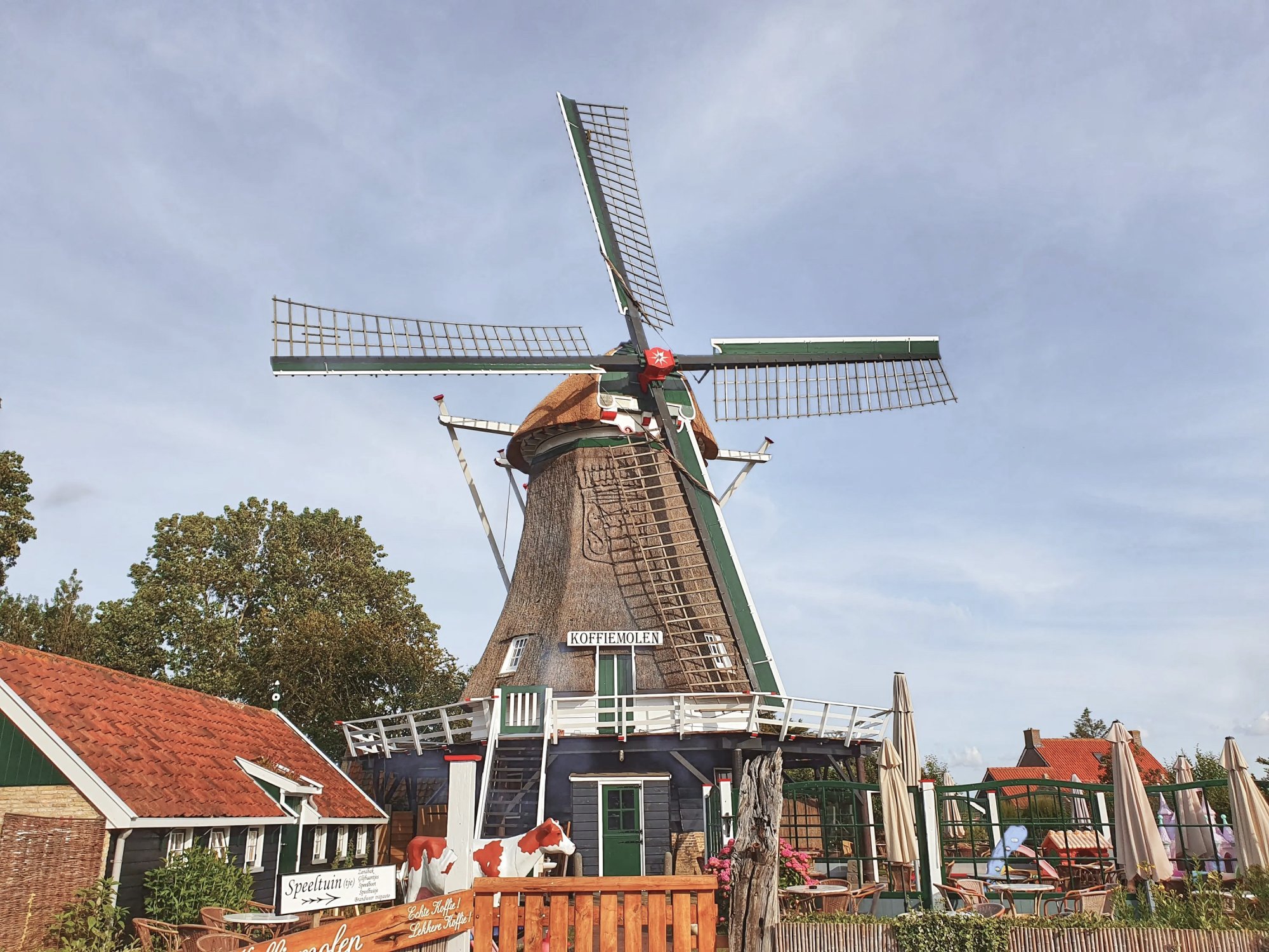 Karakteristieke molen ‘De Koffiemolen’ in Formerum op Terschelling, omringd door terrasjes en traditionele Friese huizen.