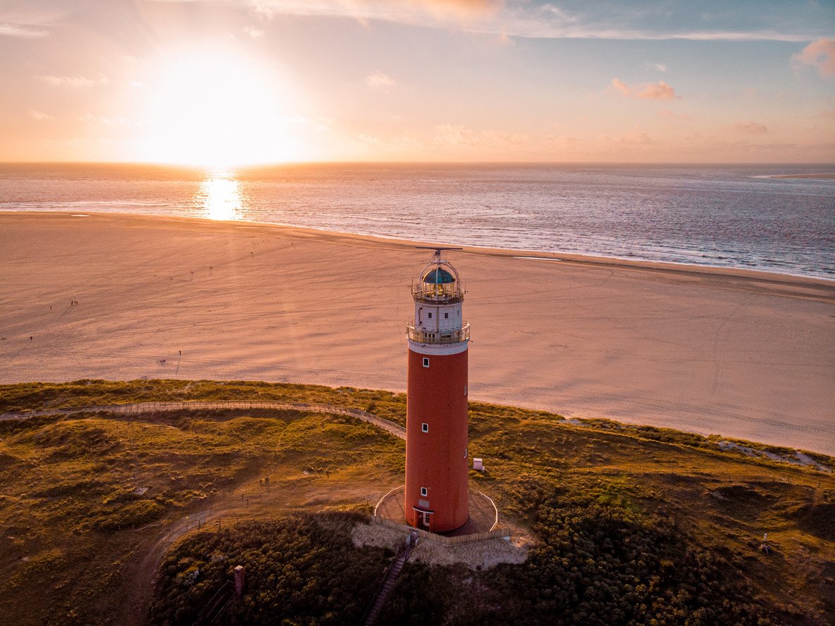 Zonsondergang op Texel tijdens een ontspannen strandwandeling, een van de vele natuuractiviteiten op het eiland.