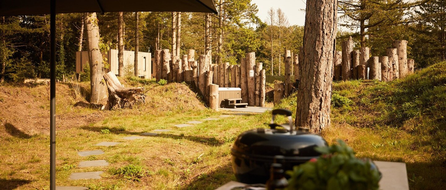 Buitenterras met barbecue bij luxe villa in De Zeegser Duinen, midden in Nationaal Park Drentsche Aa.