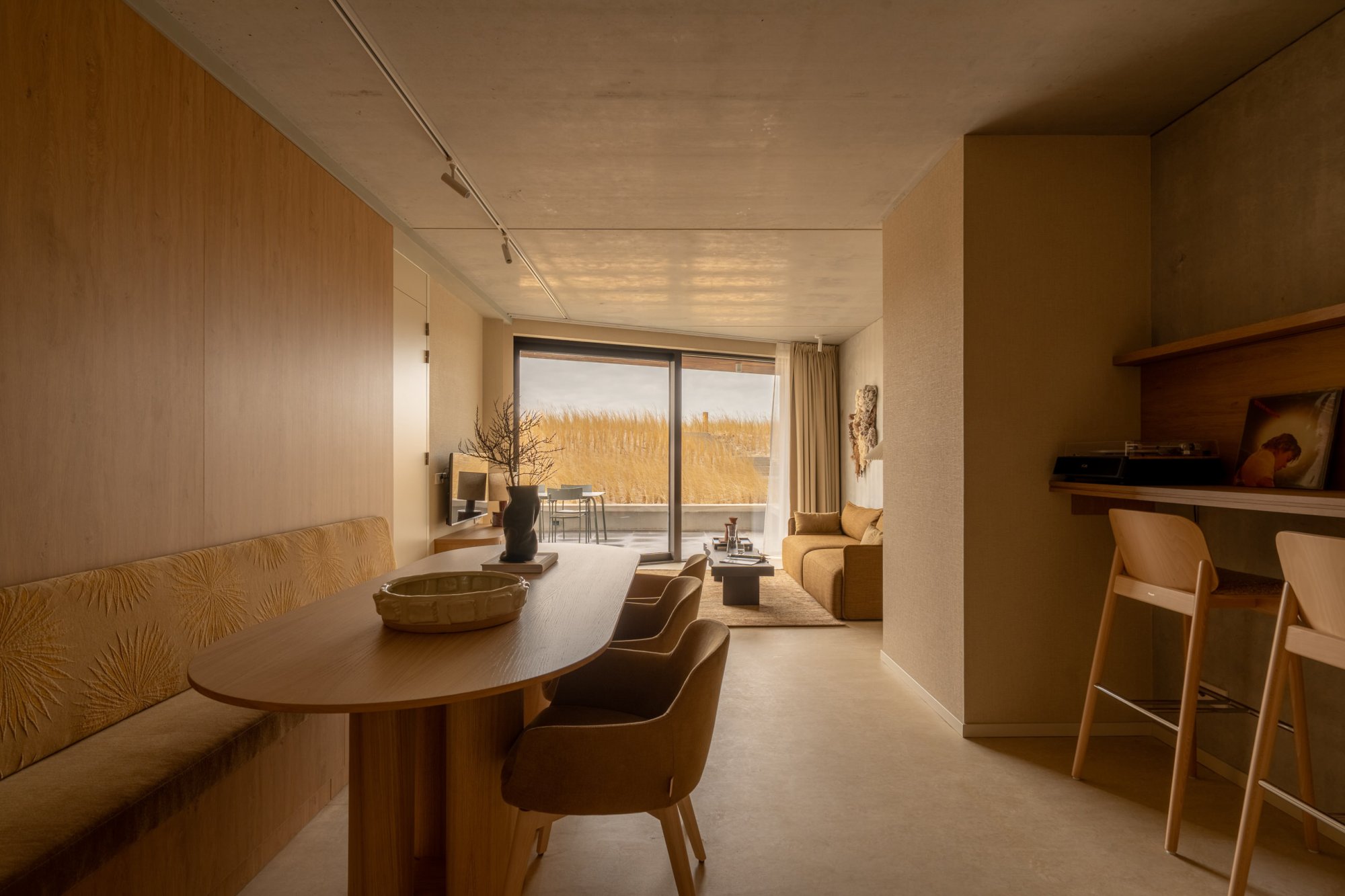 Stijlvol appartement bij Elements Terschelling met warm interieur, natuurlijke materialen en uitzicht op de duinen.