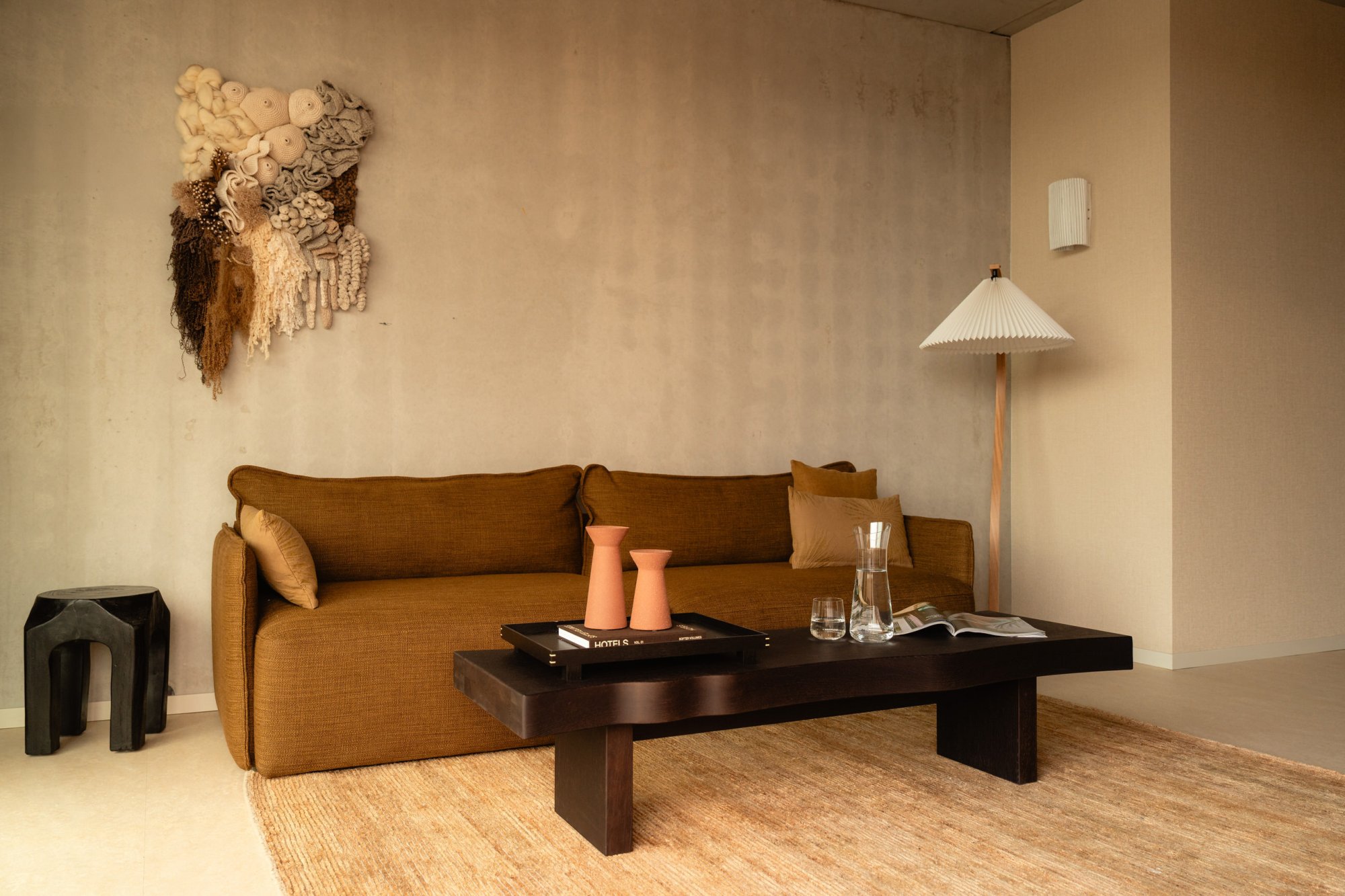 Luxe zithoek in appartement bij Elements Terschelling met warm design en natuurlijke materialen.