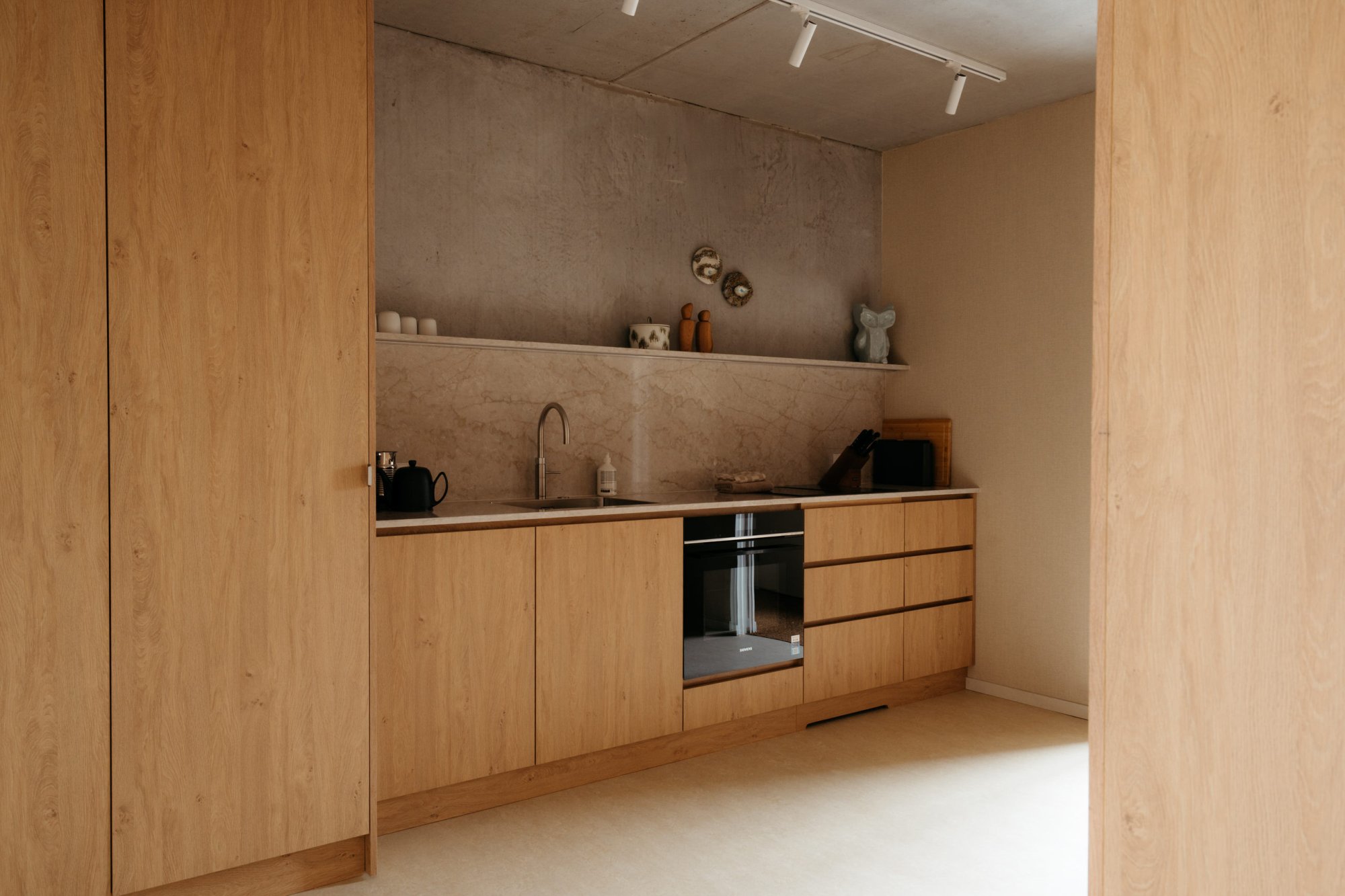 Moderne open keuken met houten kasten in luxe appartement Elements Terschelling.
