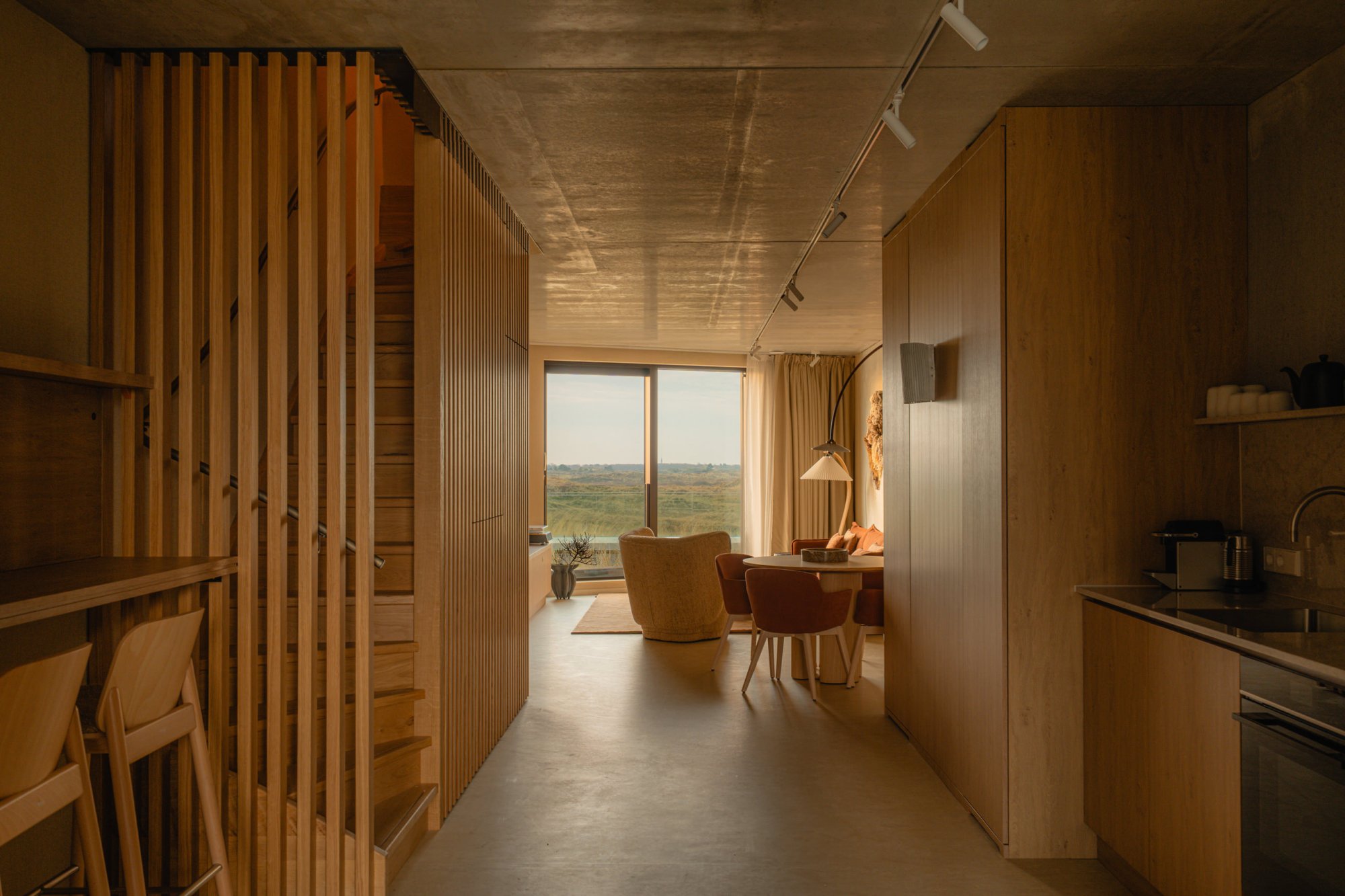 Stijlvolle hal en trap in duplex appartement met natuurlijk licht.