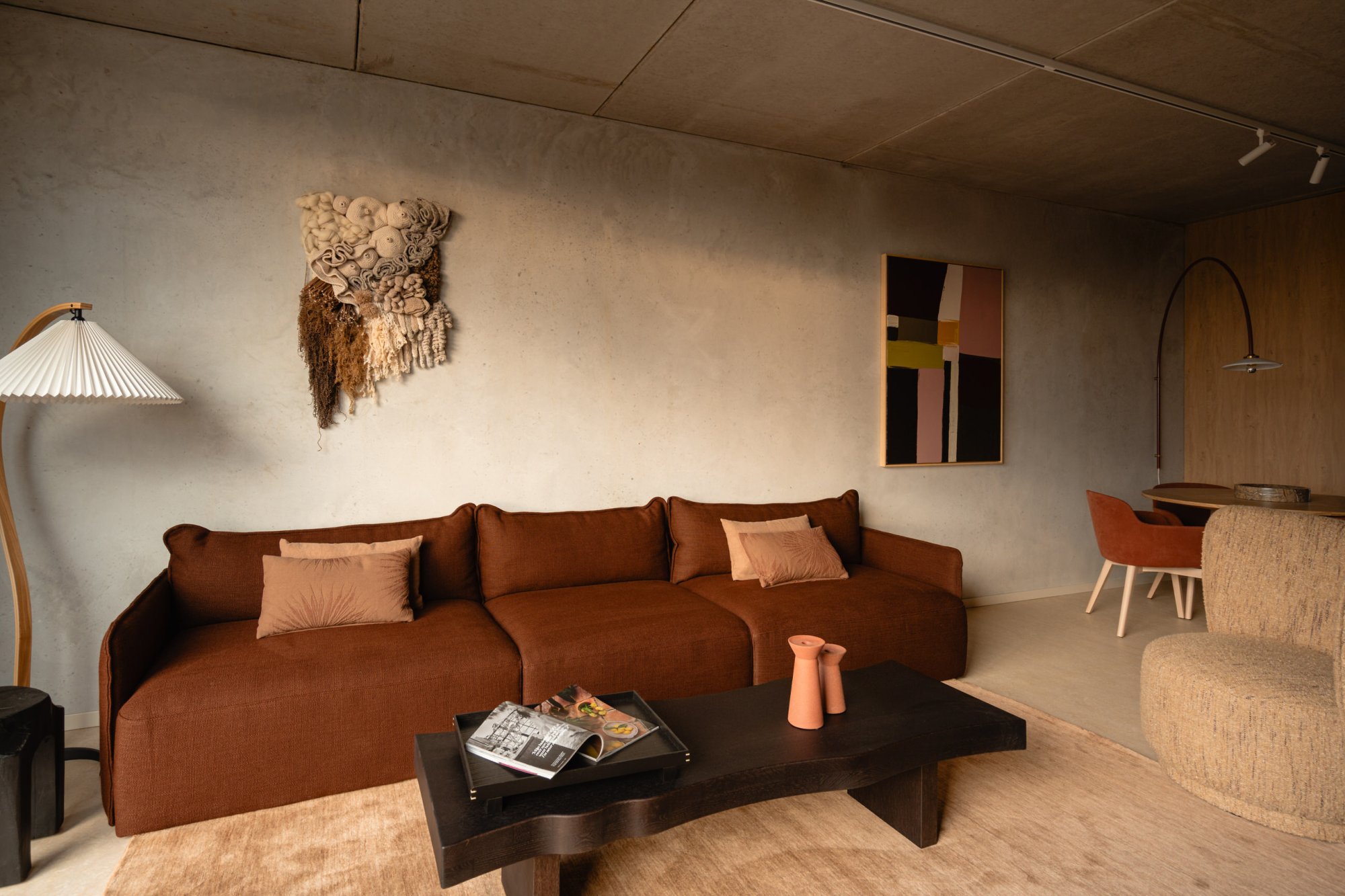 Luxe zithoek in appartement bij Elements Terschelling met warm design en natuurlijke materialen.