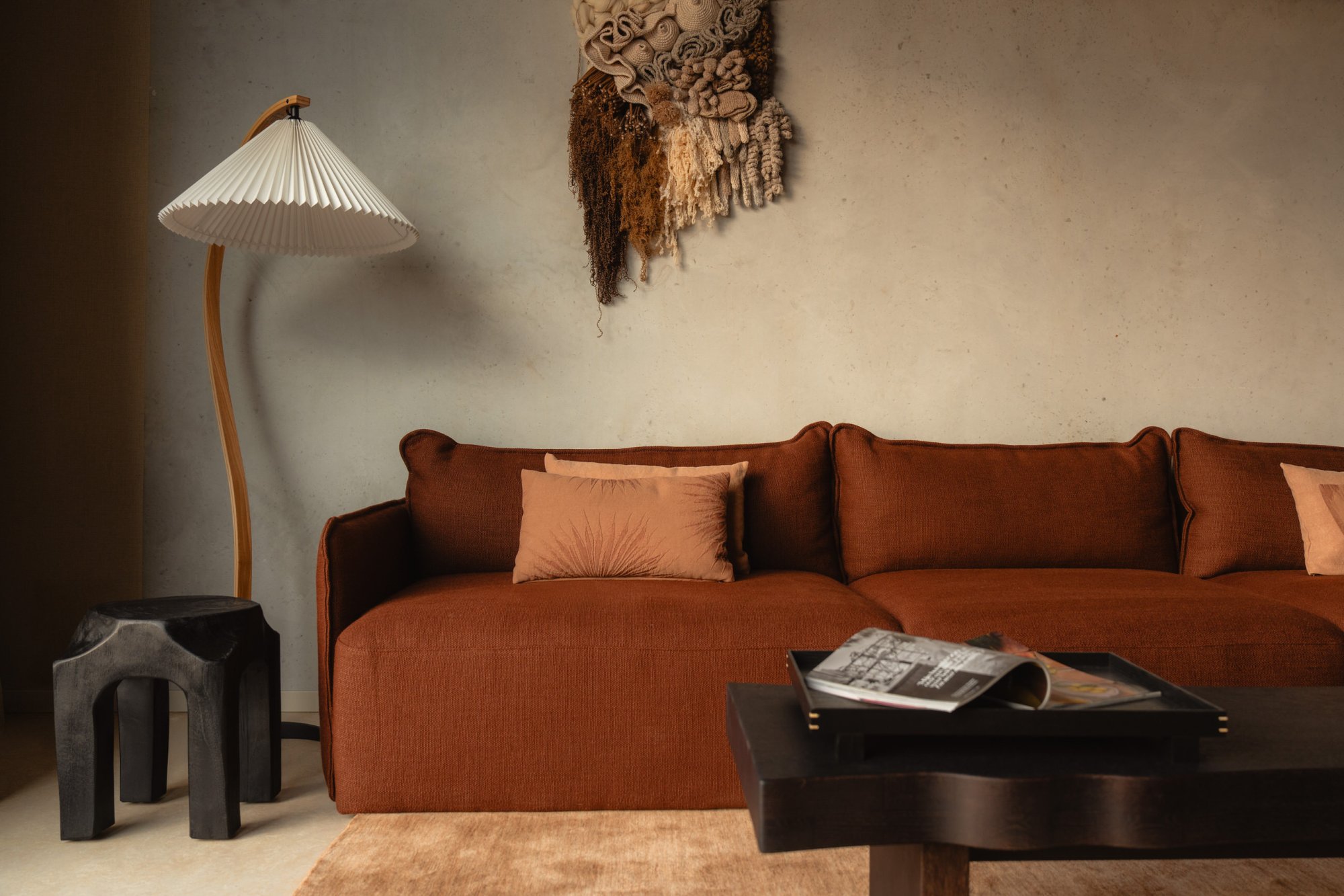 Sfeervolle zithoek met designbank en natuurlijke tinten bij Elements Terschelling.