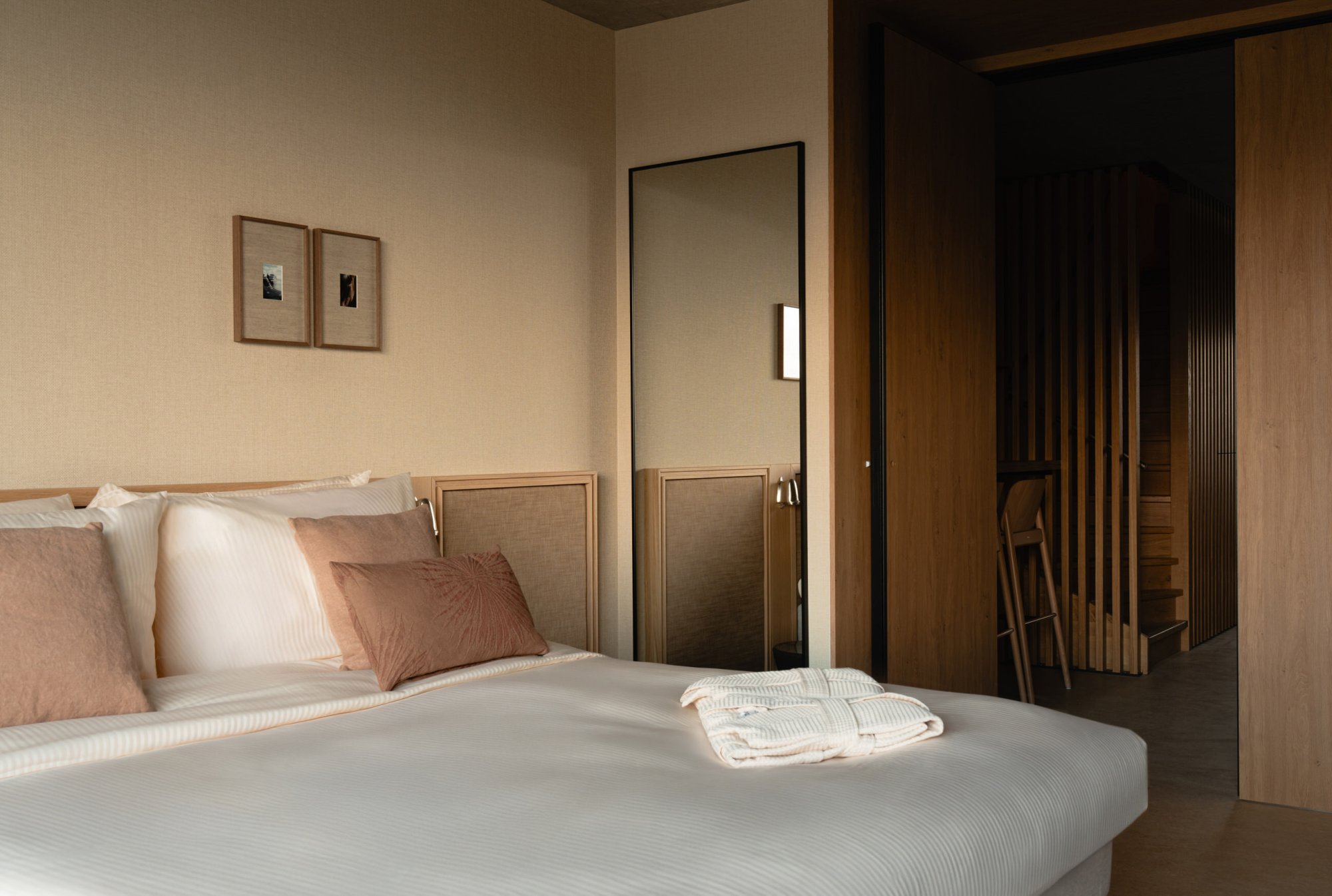 Tweepersoonsbed met hoogwaardige afwerking in stijlvol appartement.