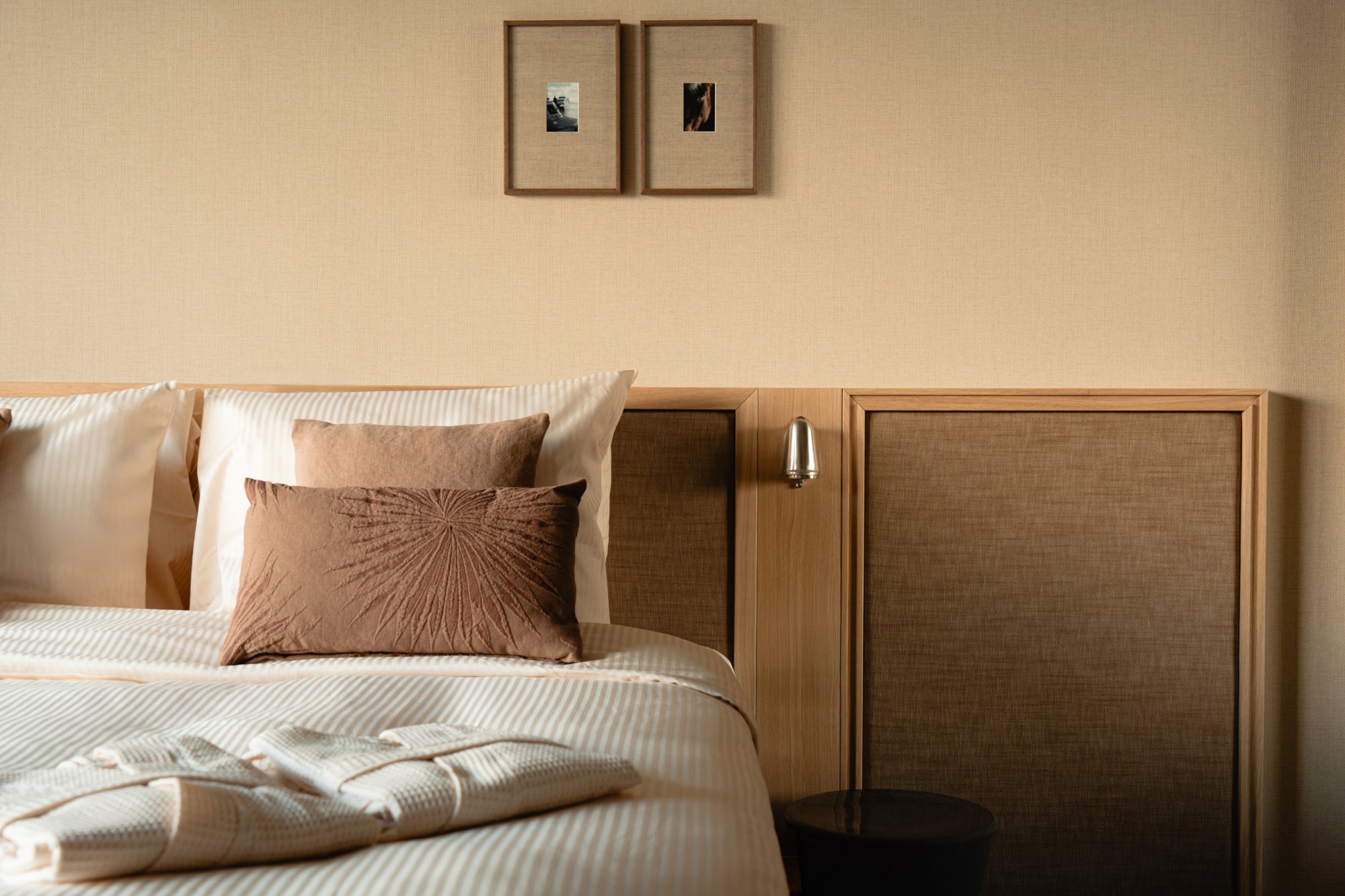 Detail van hoofdbord en nachtkastje in luxe Elements slaapkamer.