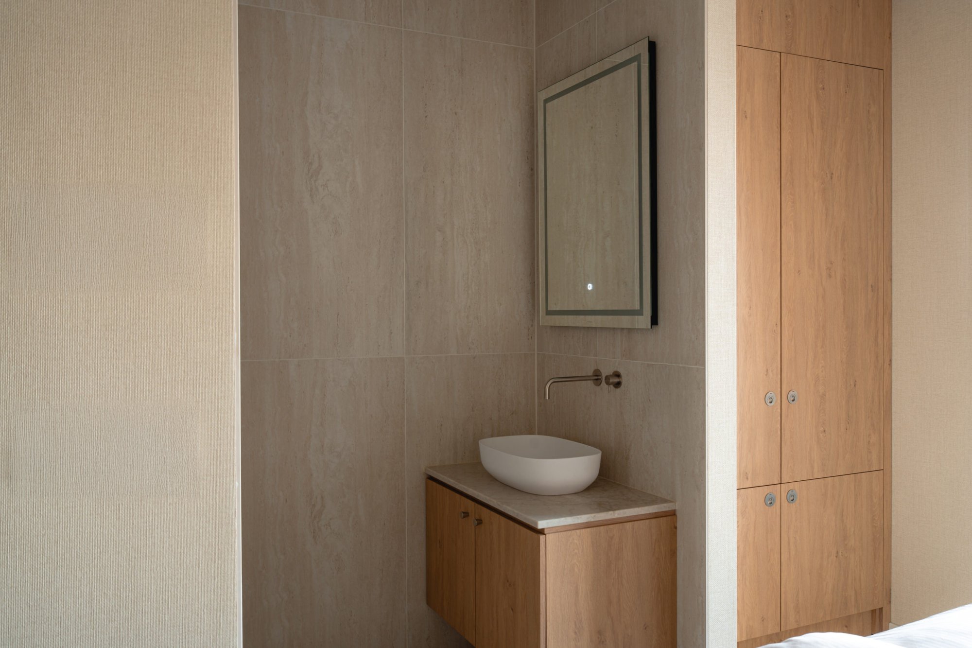 Stijlvolle wastafel en spiegel in luxe badkamer op Terschelling.