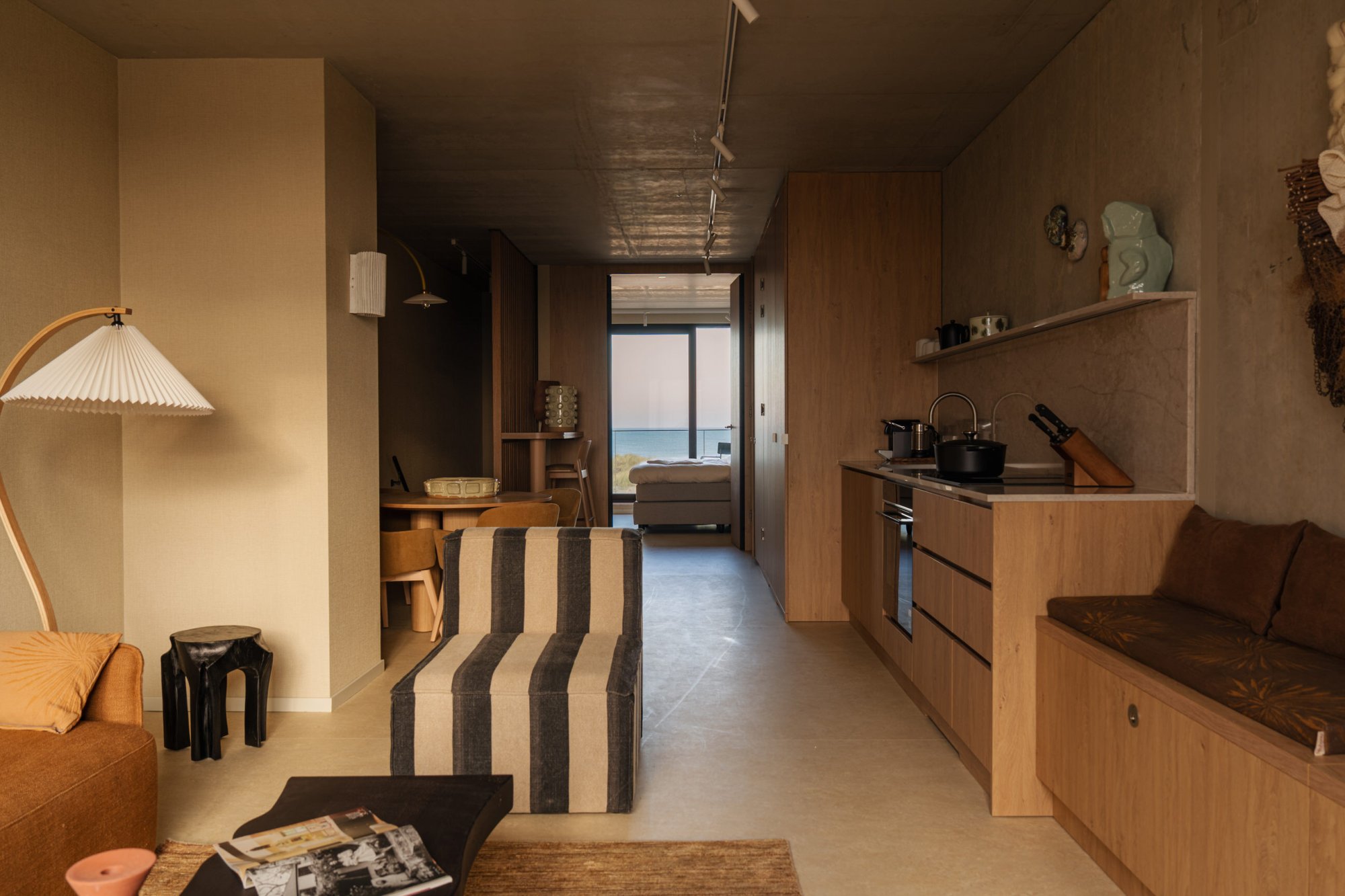 Stijlvol ingericht duplex appartement met warme materialen en rustig design.