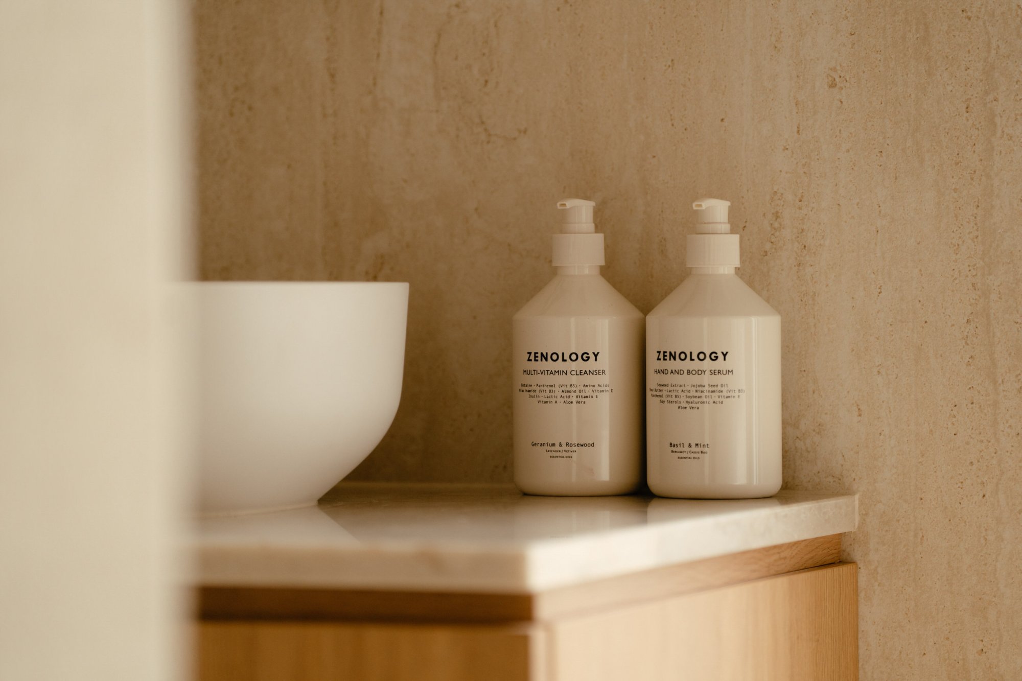 Detail van badkamer met luxe verzorgingsproducten in Elements appartement.