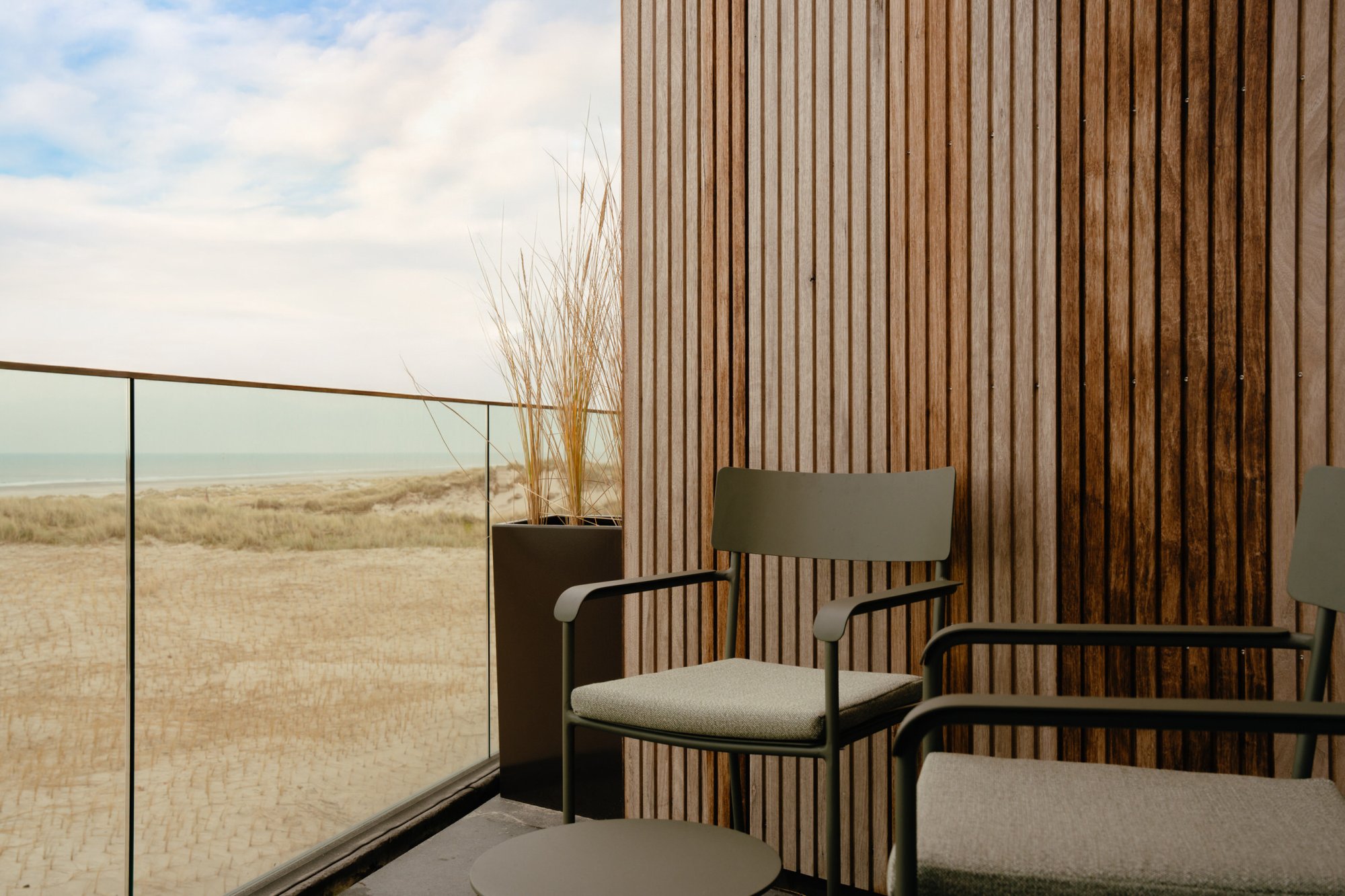 Balkon met zitje en uitzicht over de duinen bij Elements Terschelling.