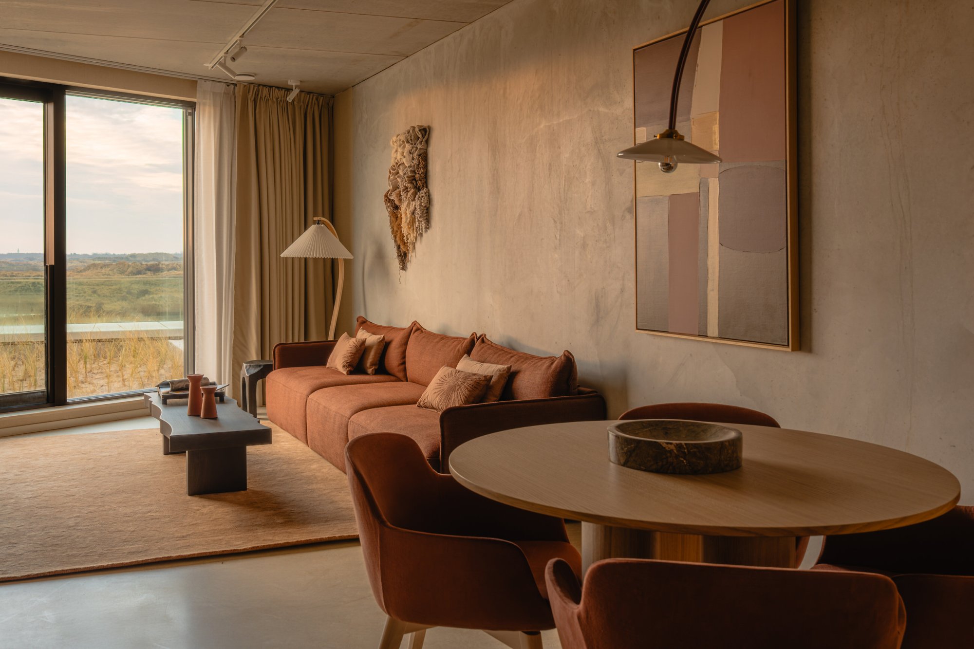 Luxe woonkamer in duplex appartement bij Elements Terschelling met warme tinten.