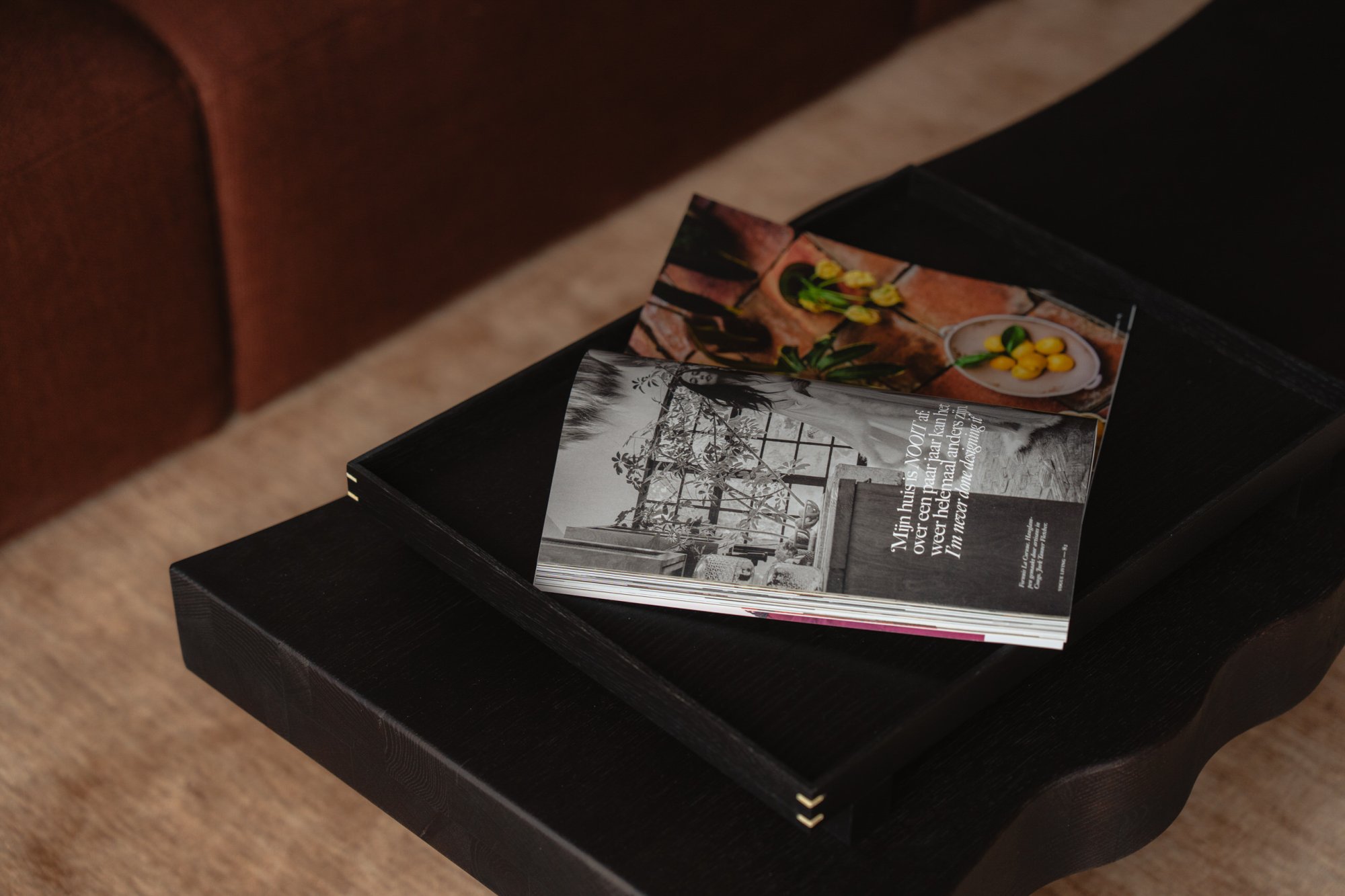 Detail van salontafel met magazine in luxe appartement op Terschelling.