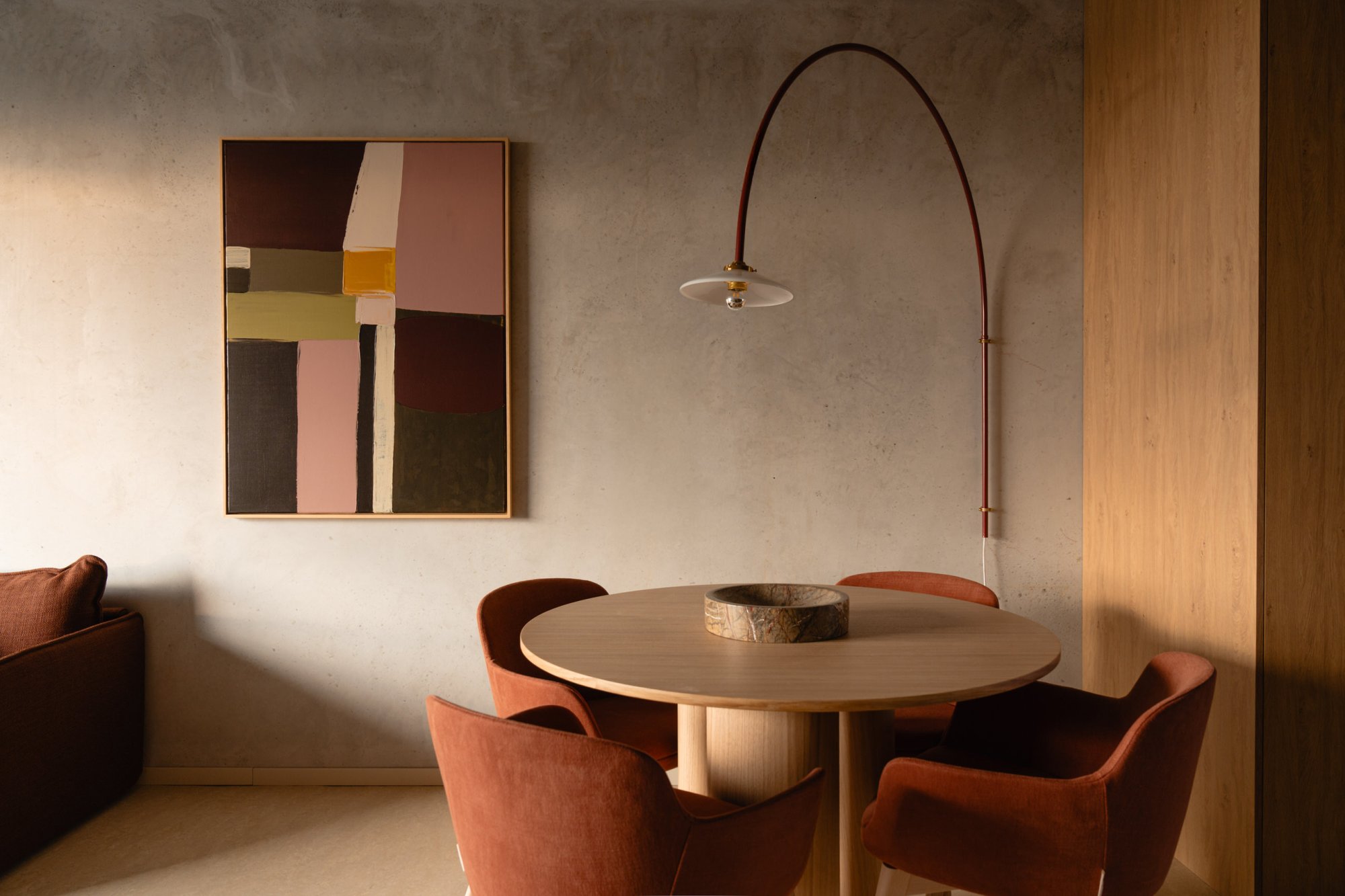 Minimalistische eethoek met houten afwerking in appartement bij Elements Terschelling.