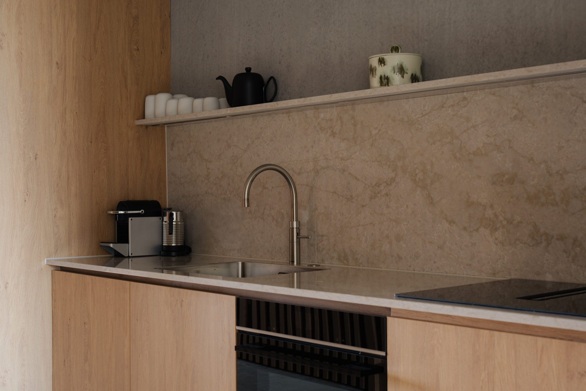 Open keuken met natuurlijke materialen en modern design bij Elements.