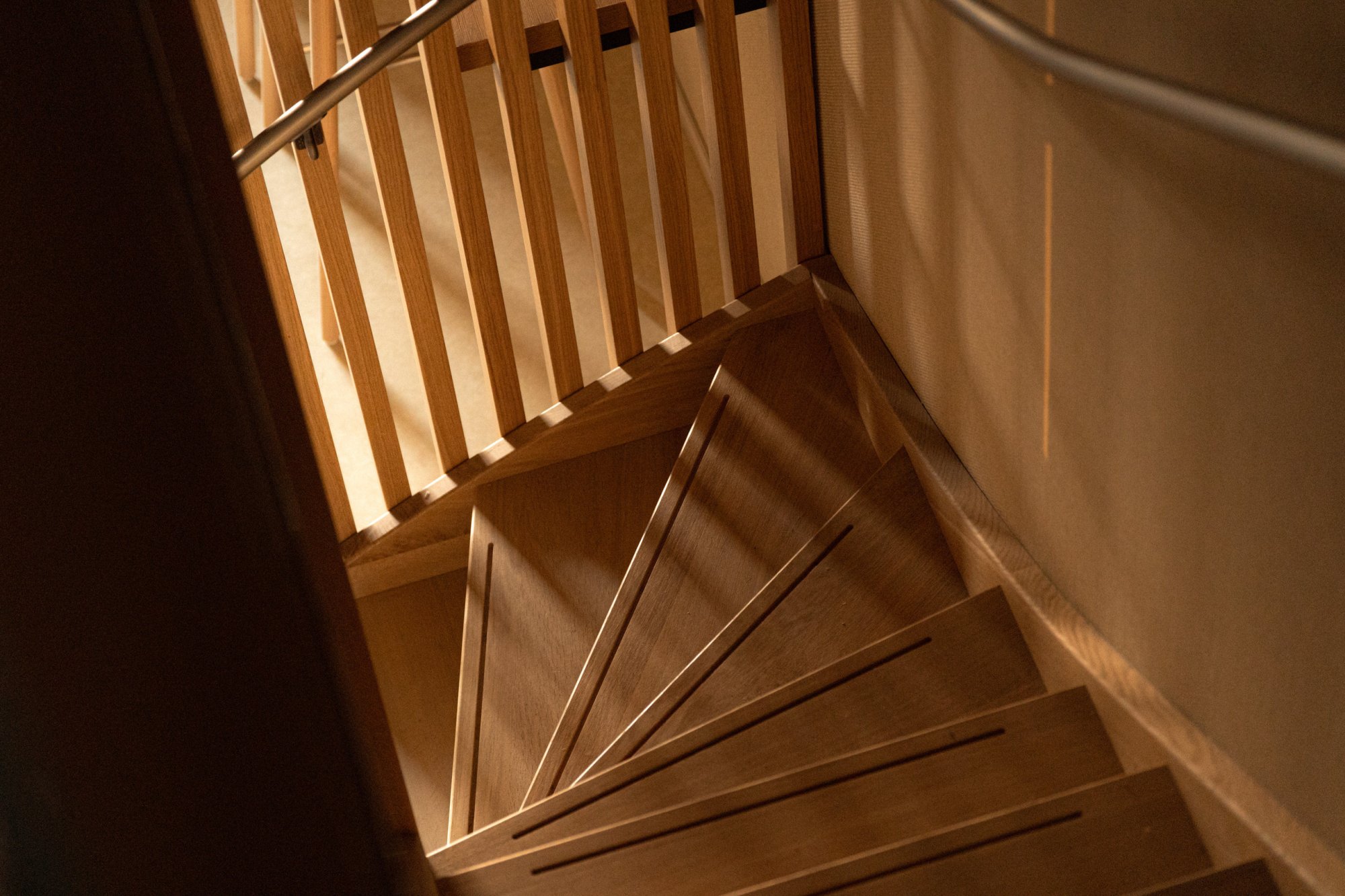 Design trap met houten details in duplex appartement op Terschelling.