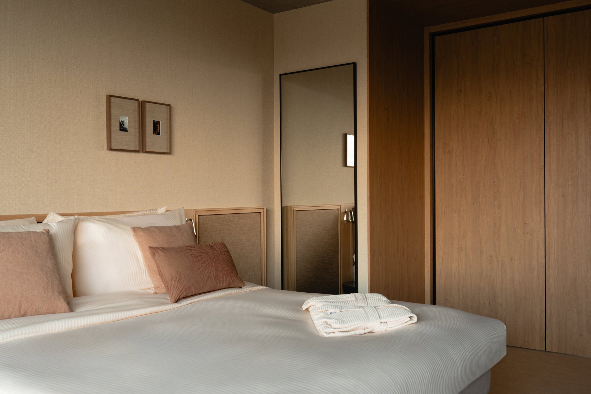 Slaapkamer met comfortabel bed en rustige kleuren in Elements appartement.