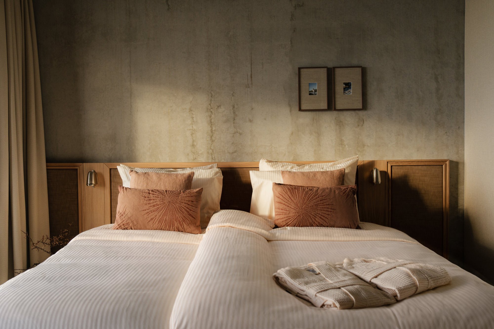 Tweepersoonsbed met hoogwaardige afwerking in stijlvol appartement.