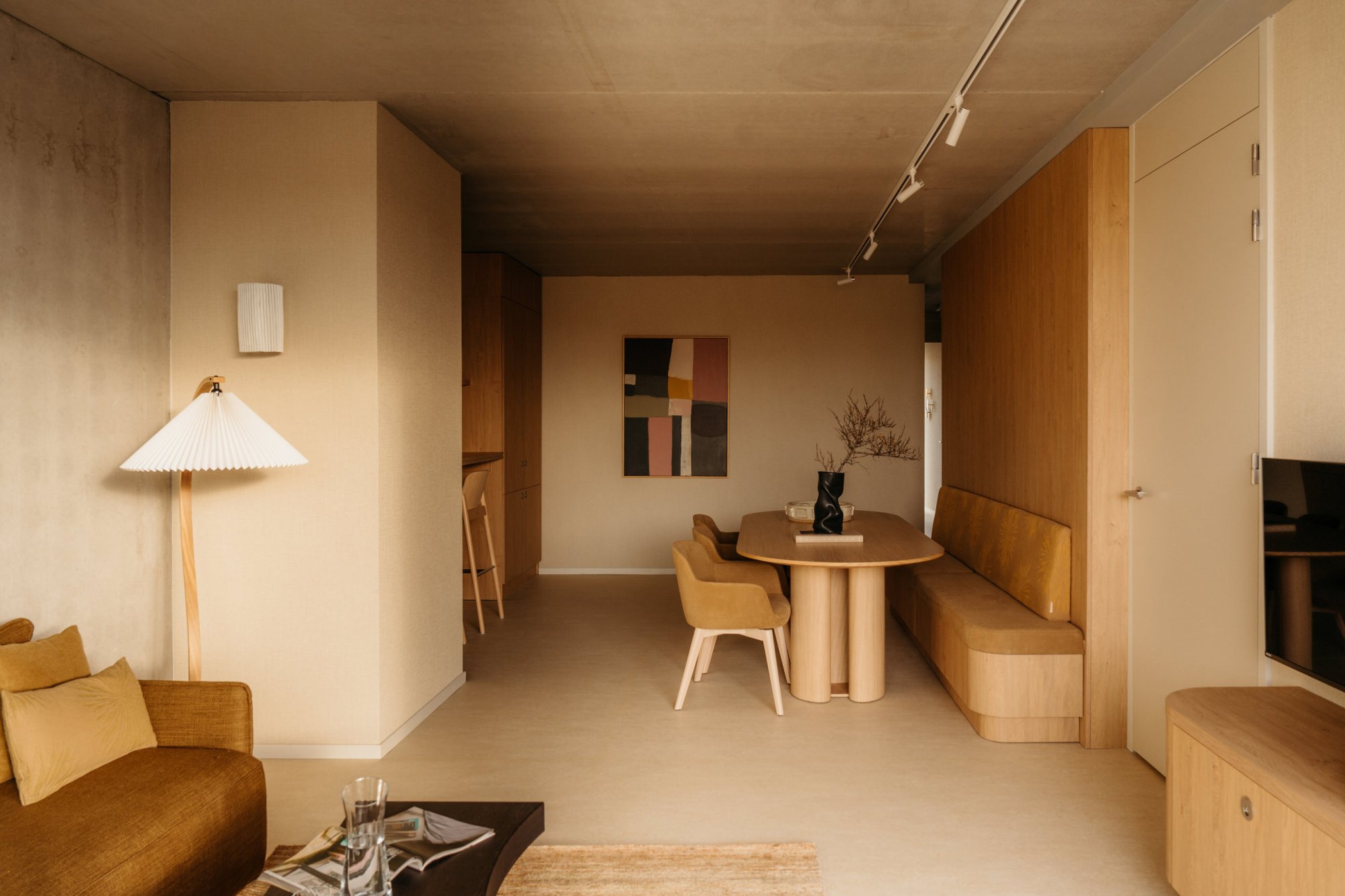 Stijlvol ingericht appartement bij Elements Terschelling met natuurlijke materialen en rustig design.