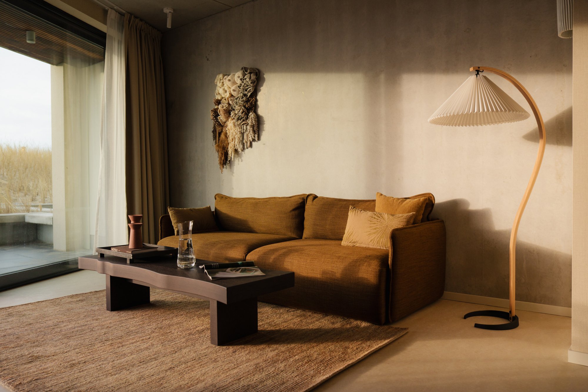 Moderne zithoek in luxe appartement op Terschelling met rustgevende uitstraling.