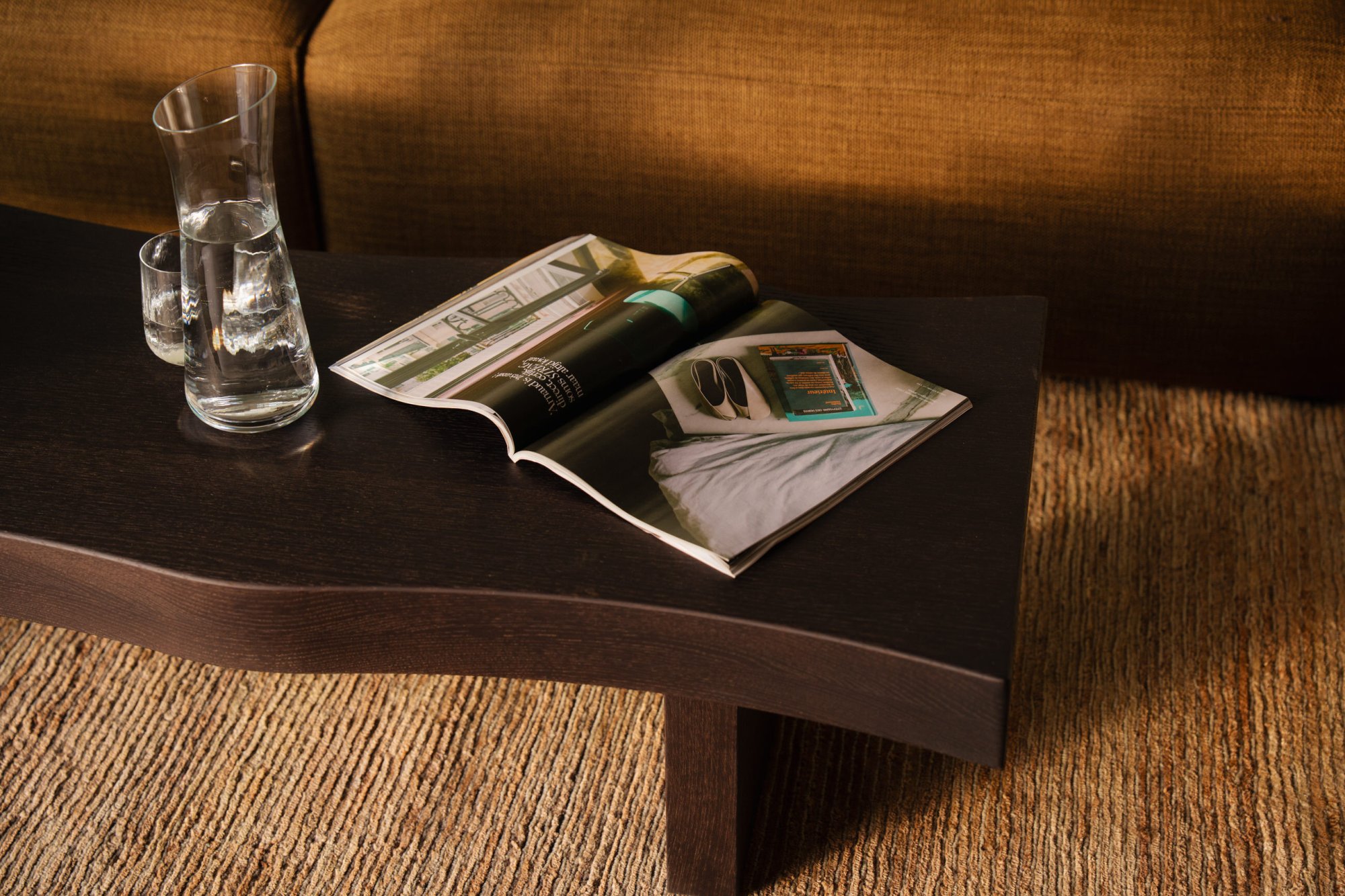 Luxe interieurdetail met salontafel en zachte texturen in appartement Elements Terschelling.