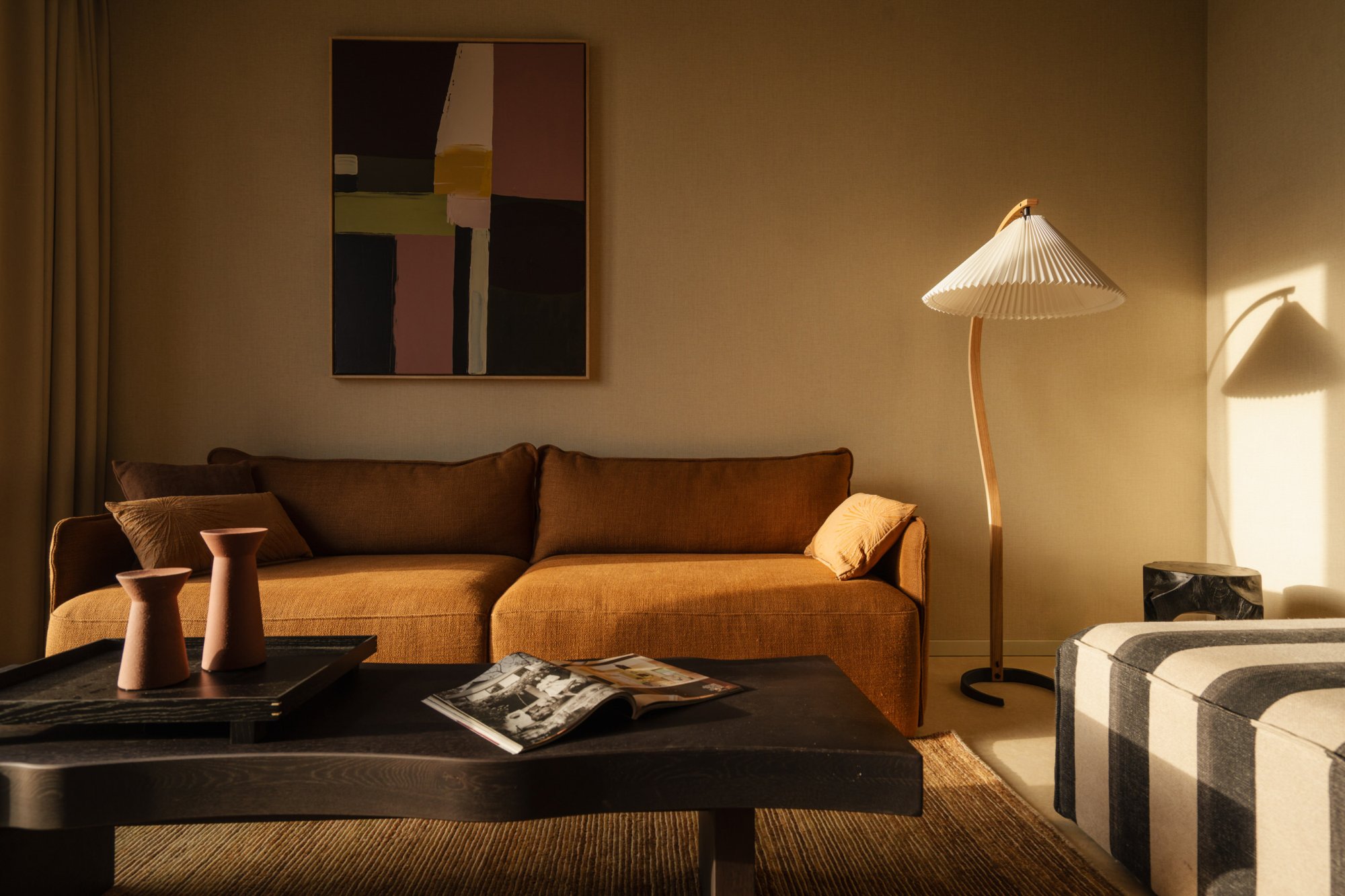 Comfortabele zithoek in duplex appartement op de bovenste verdieping.