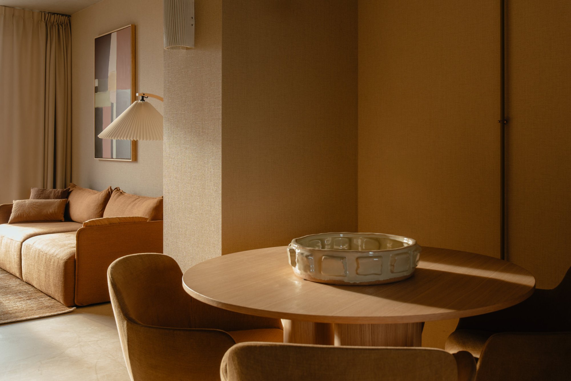 Modern duplex appartement met natuurlijke tinten en veel licht.