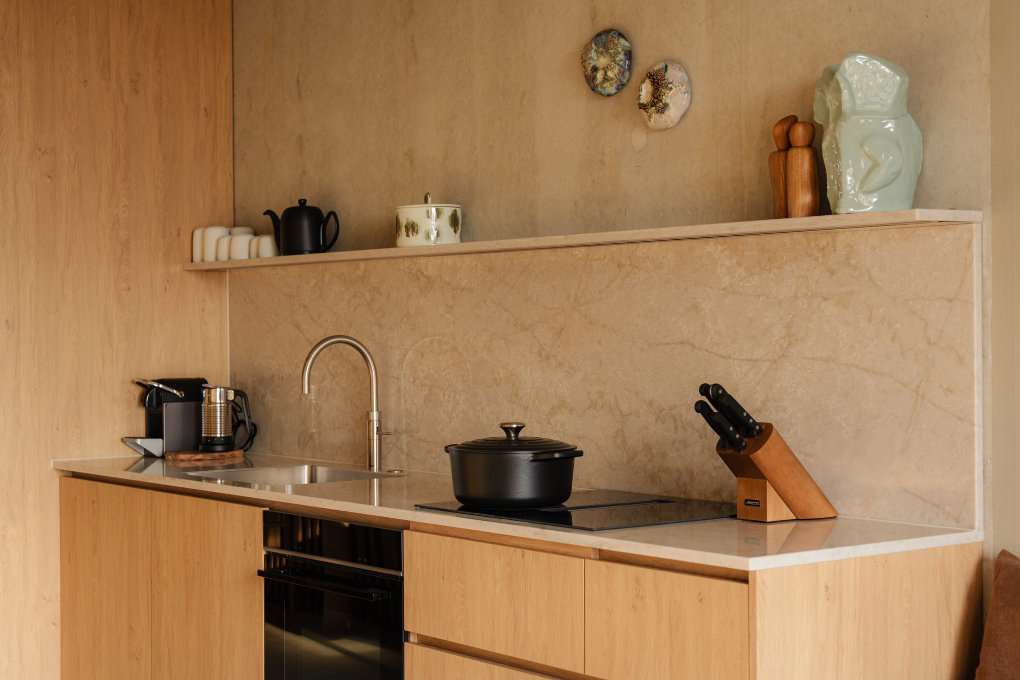 Volledig ingerichte keuken in luxe duplex appartement.