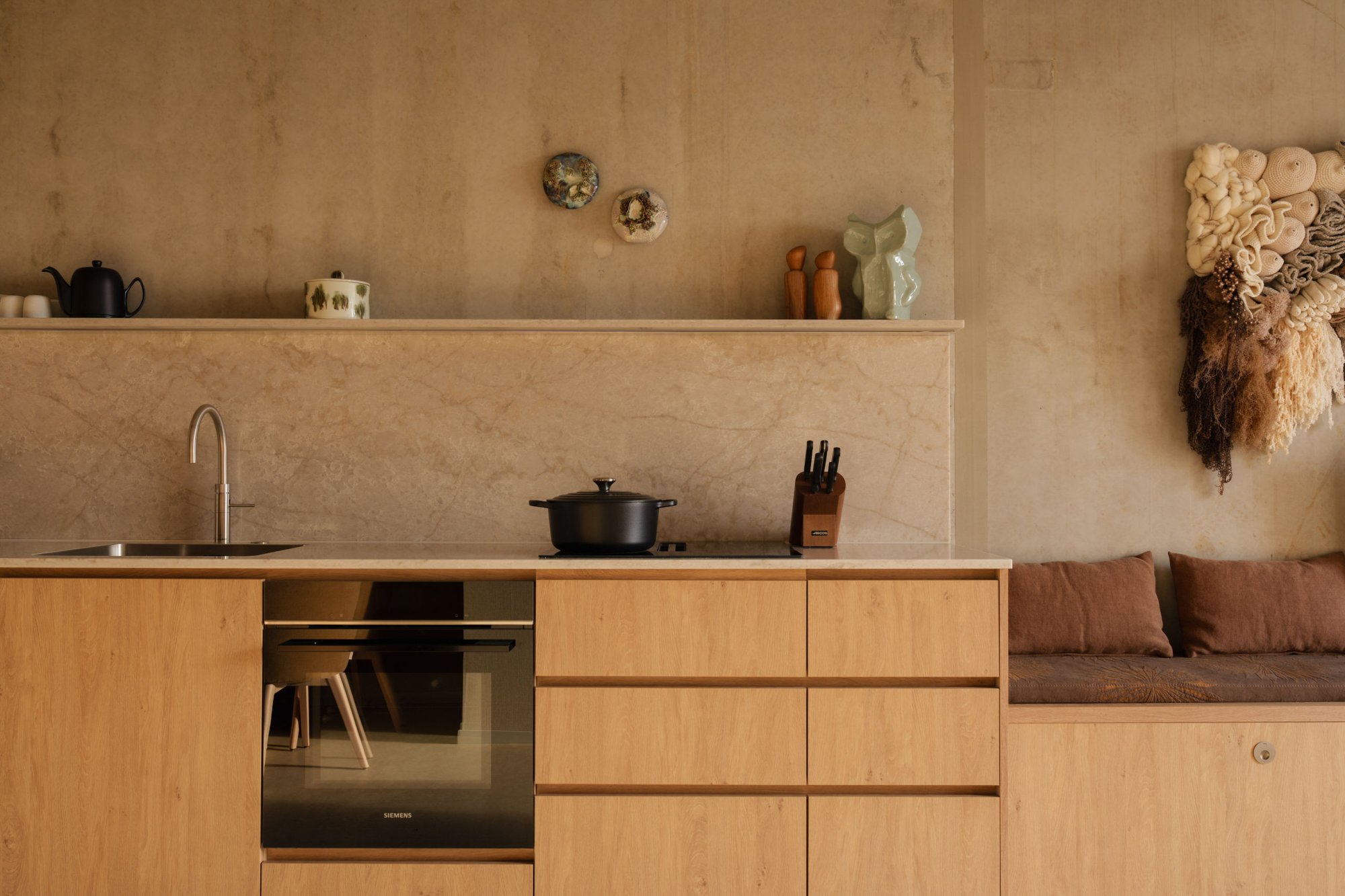 Stijlvolle eethoek in duplex appartement op de bovenste verdieping
8. Volledig ingerichte keuken in luxe duplex appartement.