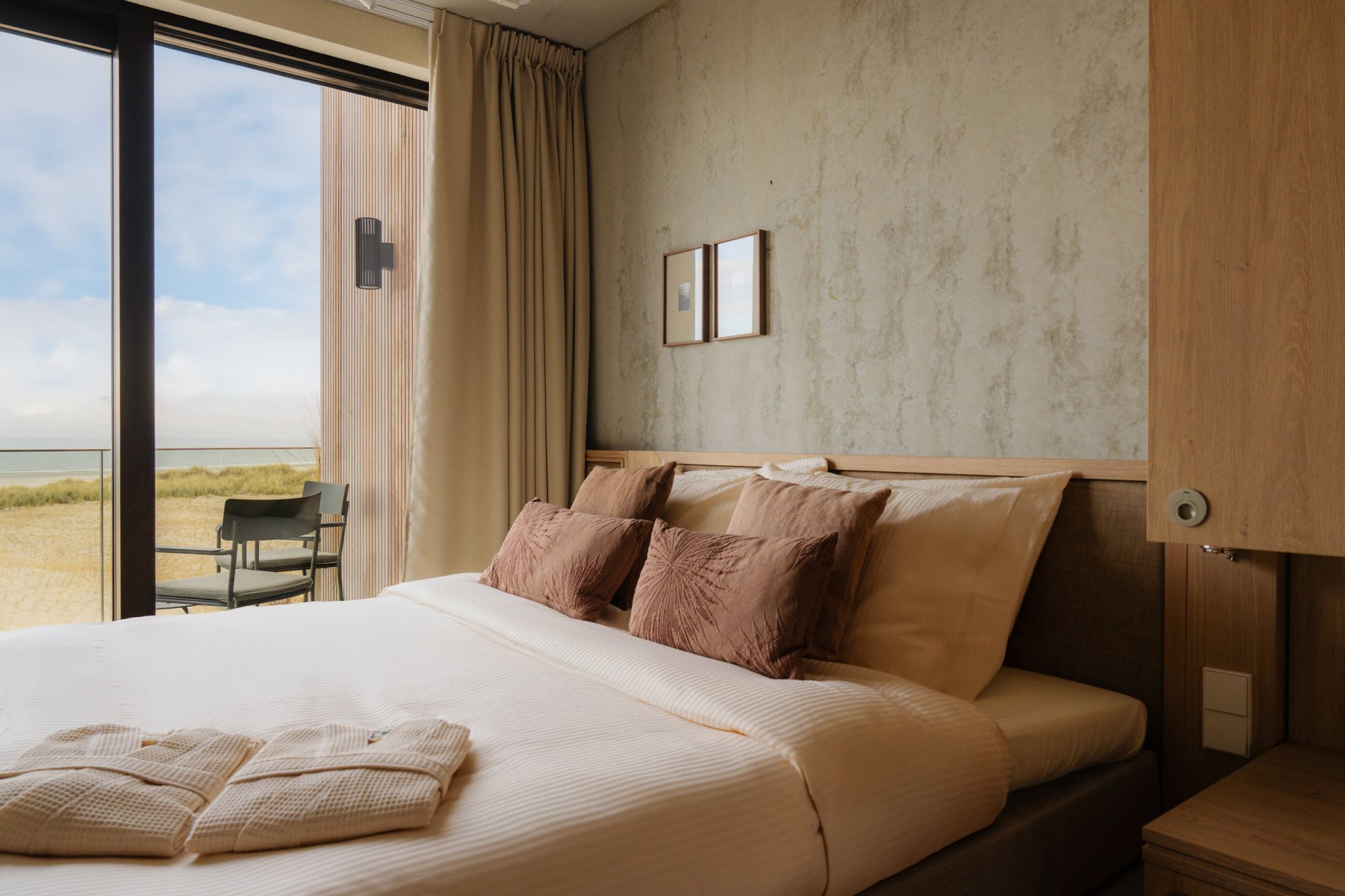 Slaapkamer in duplex appartement 4 personen met uitzicht op de duinen.