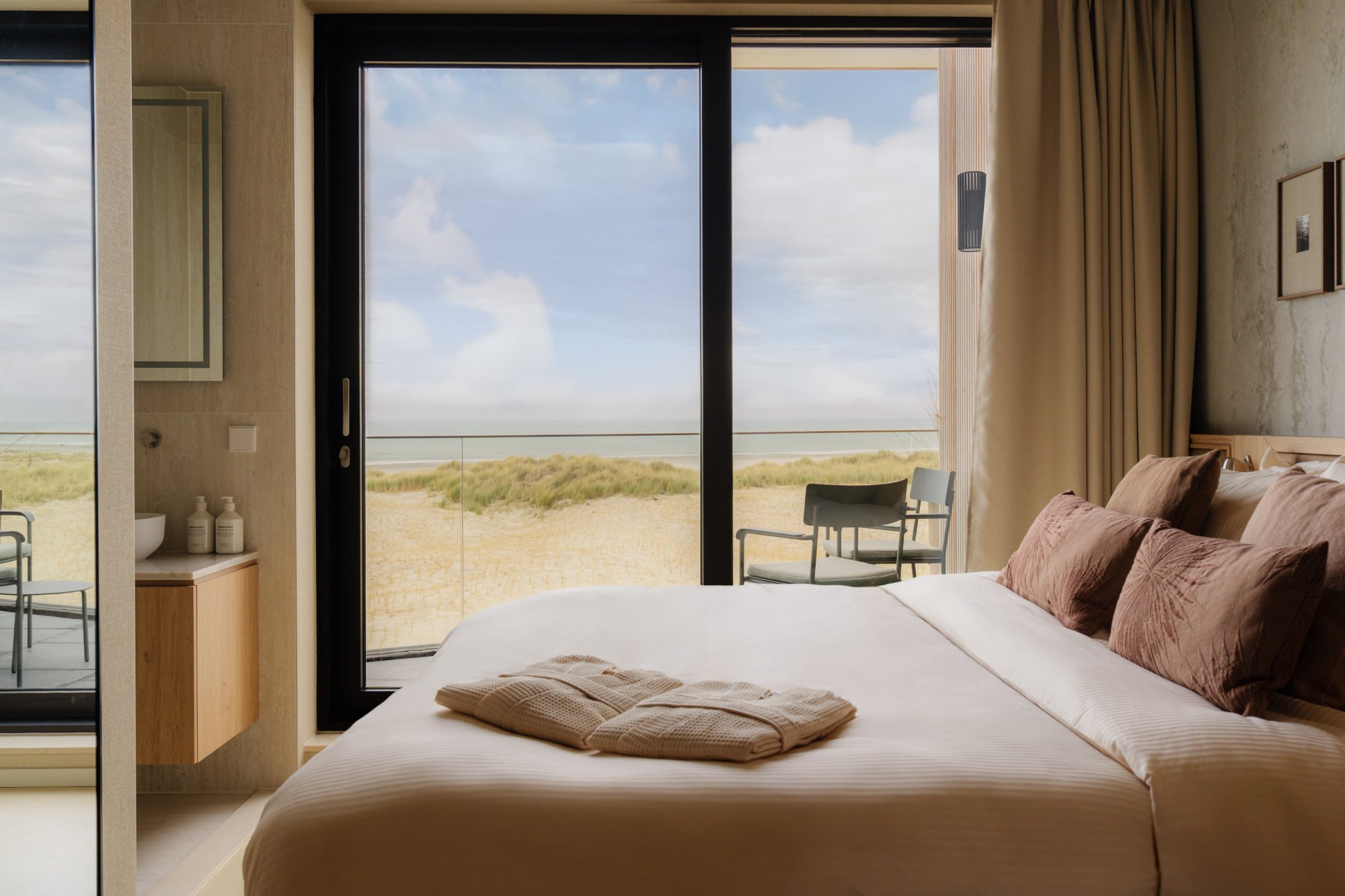 Comfortabele slaapkamer met schuifdeuren in duplex appartement.