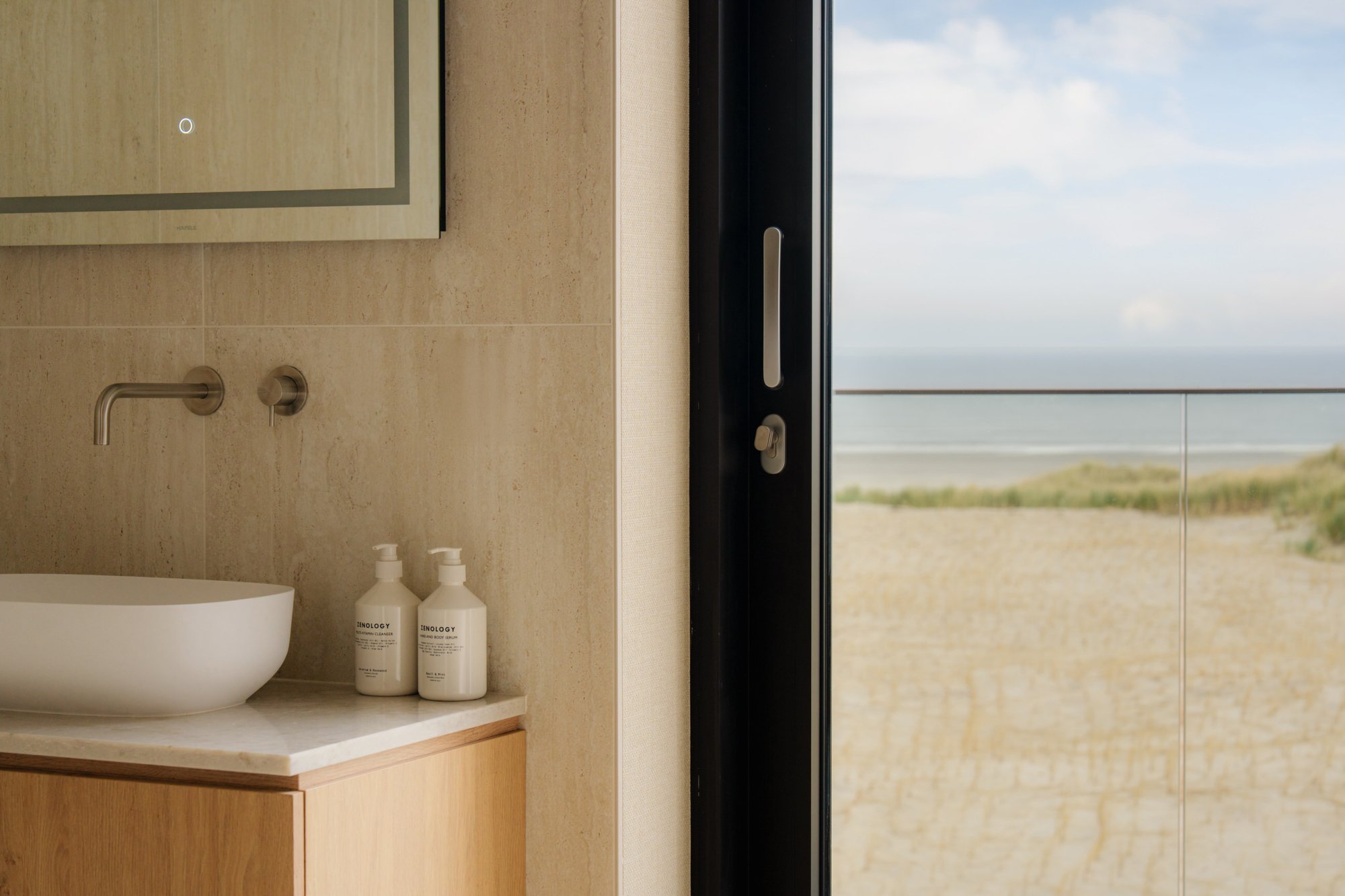 Badkamer met daglicht en uitzicht richting de zee bij Elements Terschelling.