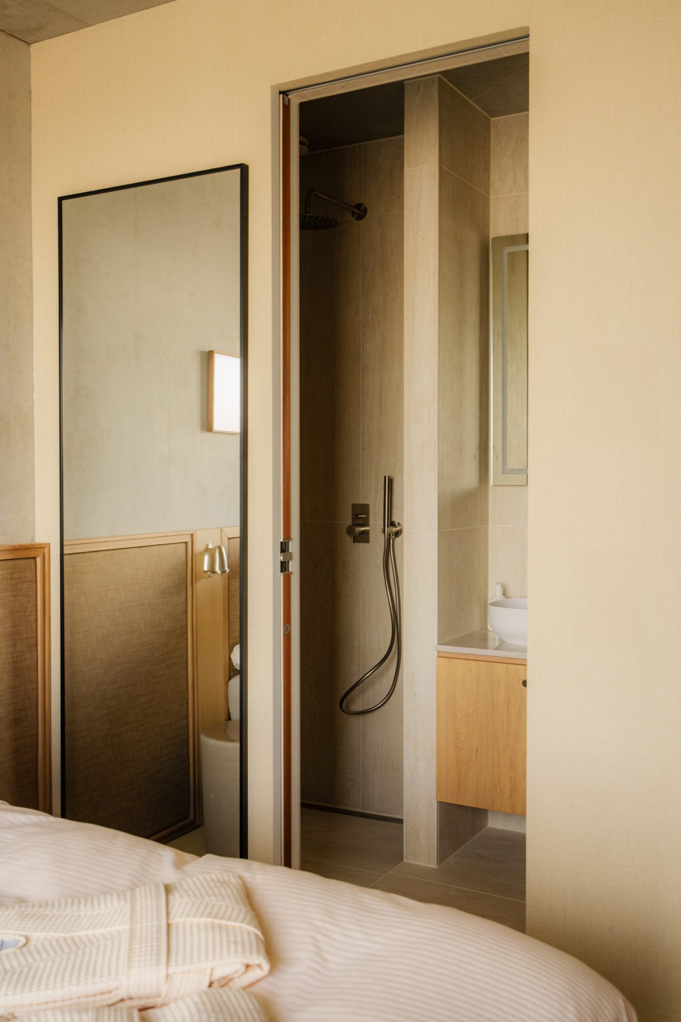 Badkamer met inloopdouche en natuurlijke afwerking bij Elements Terschelling.