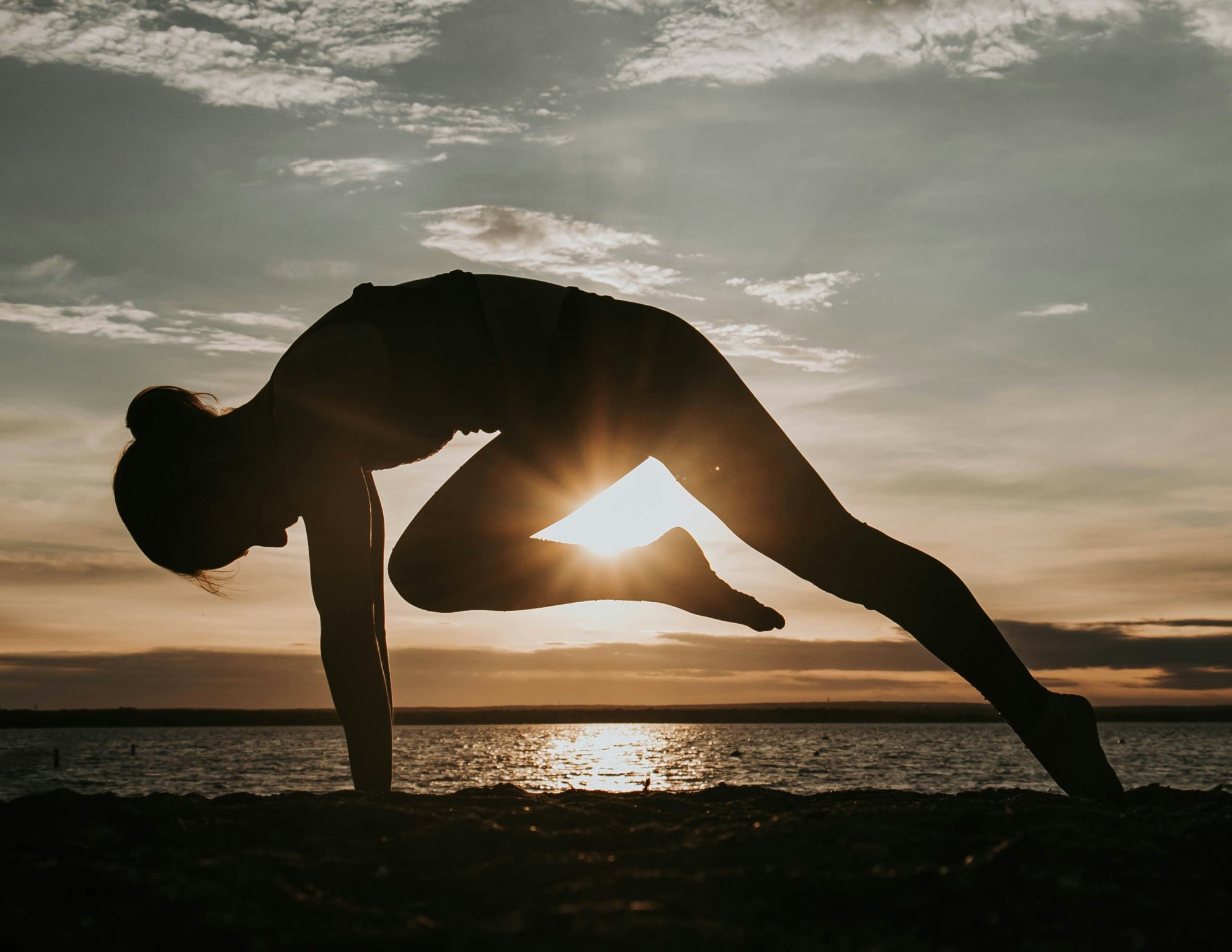 Yogapose op het strand - Autumn reset - Elements Terschelling.