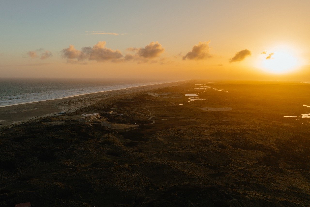 Dronebeeld van Terschelling, met duin, strand en Noorzee. Elements op de achtergrond.