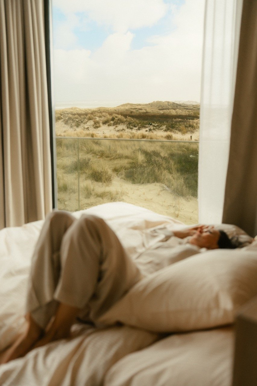 Neerploffen in je bed met uitzicht op duin, strand en zee van Terschelling. Genieten bij Elements.