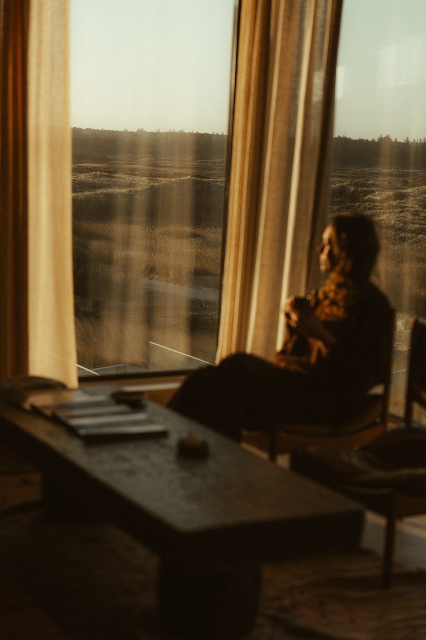 Genieten van een drankje in Restaurant Dún, in Elements Terschelling. Open voor ontbijt, lunch en diner. Uitkijken over het duinlandschap van Terschelling.