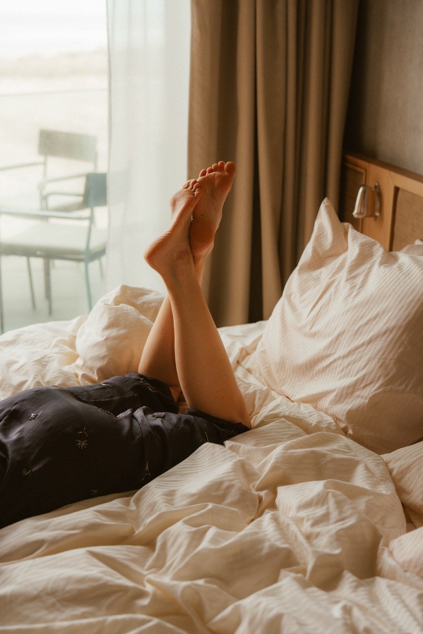 Relaxen op het bed in je slaapkamer van Elements Terschelling.