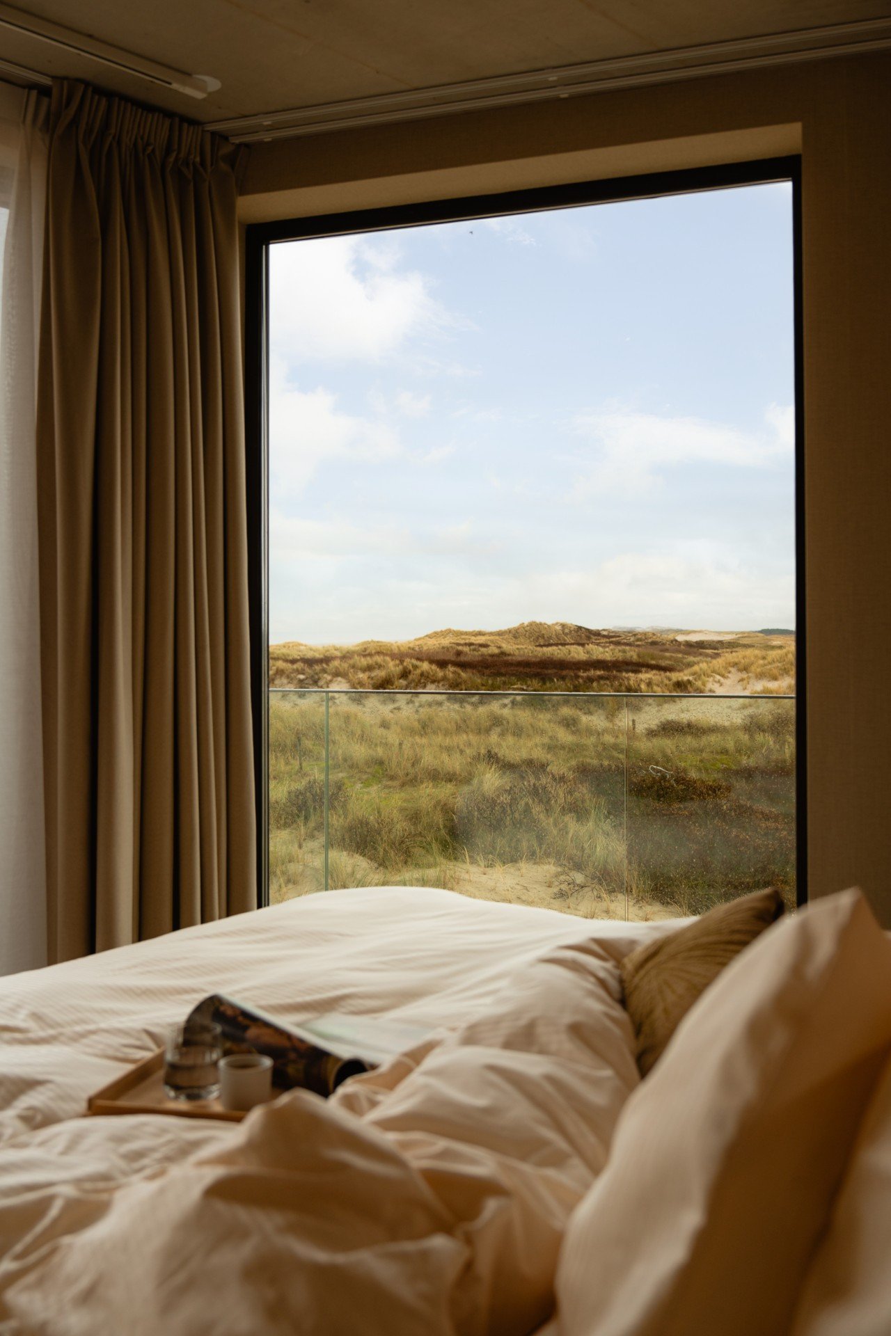 Uitzicht op duinen vanaf slaapkamer bij Elements Terschelling.