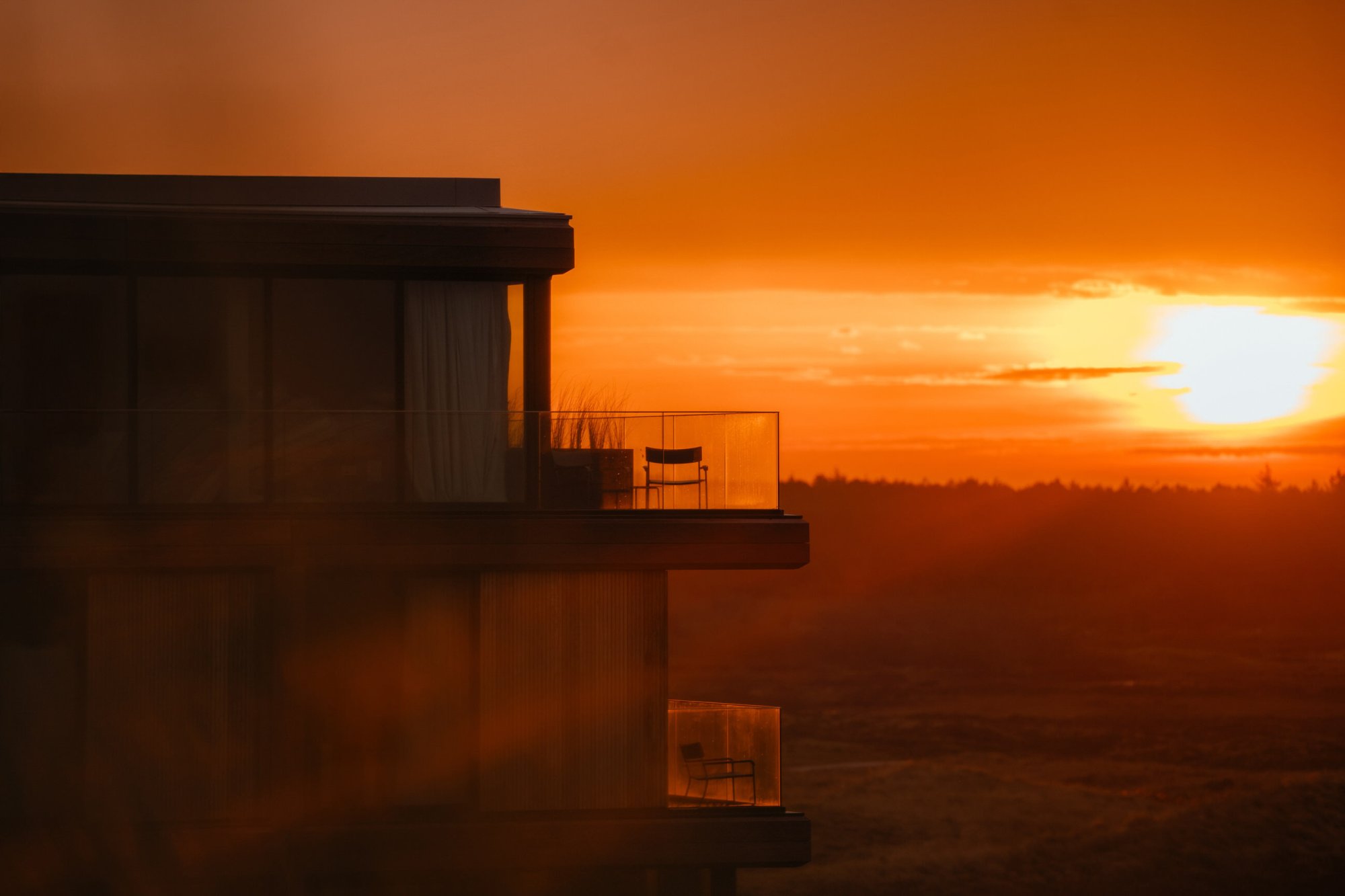 Luxe appartementen van Elements Terschelling in warm avondlicht.