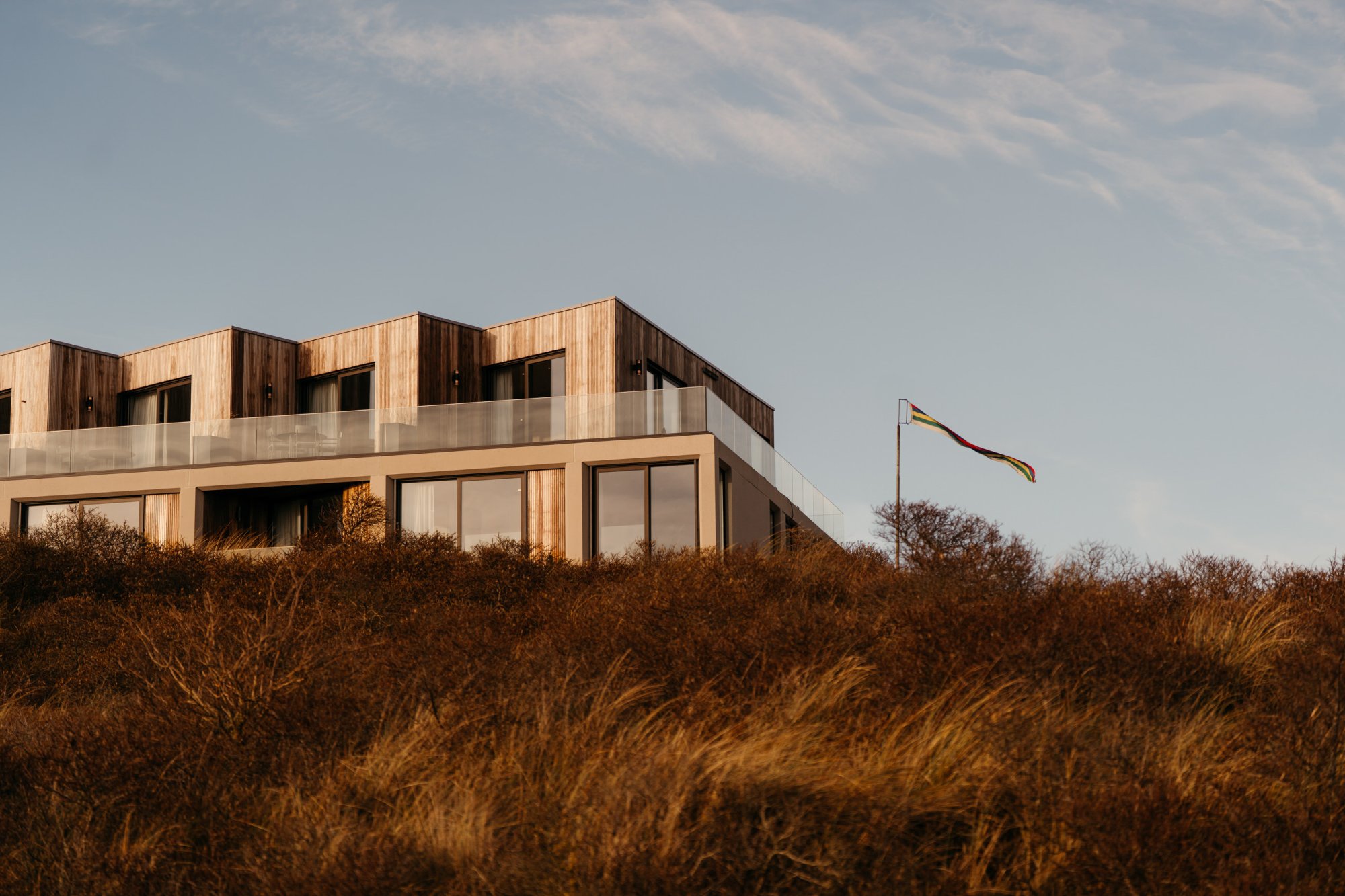 Elements Terschelling aan de duinen met uitzicht richting zee.