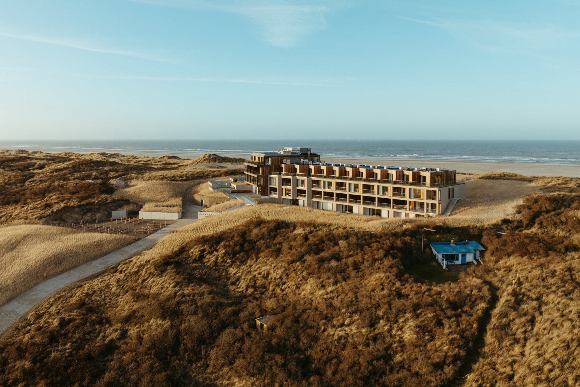 Elements Terschelling gelegen midden in de Terschellinger duinen.