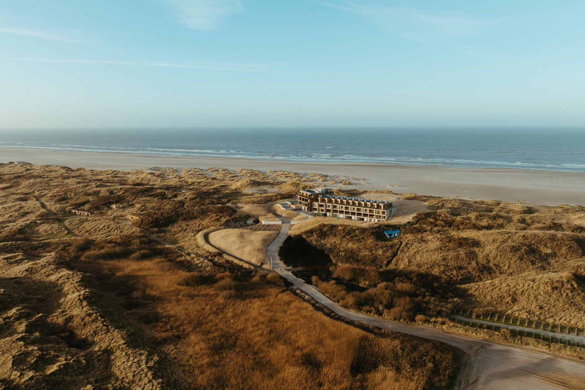 Duinlandschap rond Elements Terschelling met uitzicht over zee.